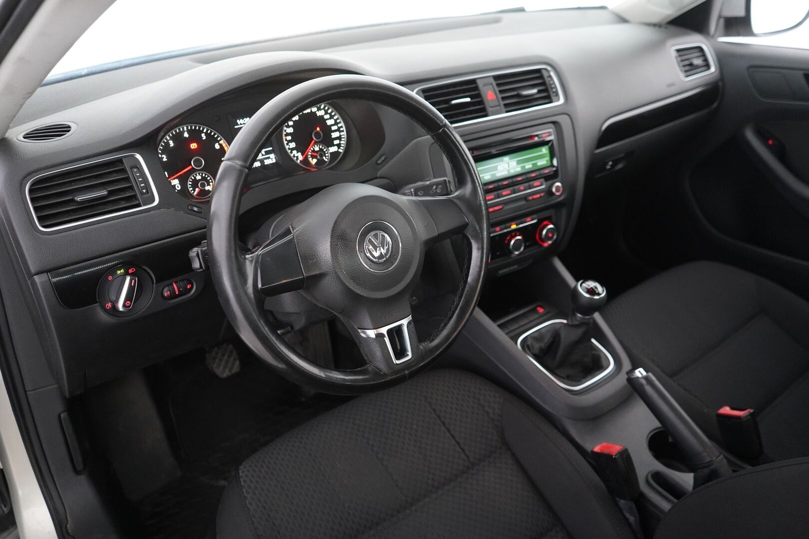 Volkswagen Jetta 2011 Comfortline 1,2 TSI 77 kW (105 hv) BlueMotion Technology - Vakkari | Kahdet renkaat vantein | Juuri leimattu | 