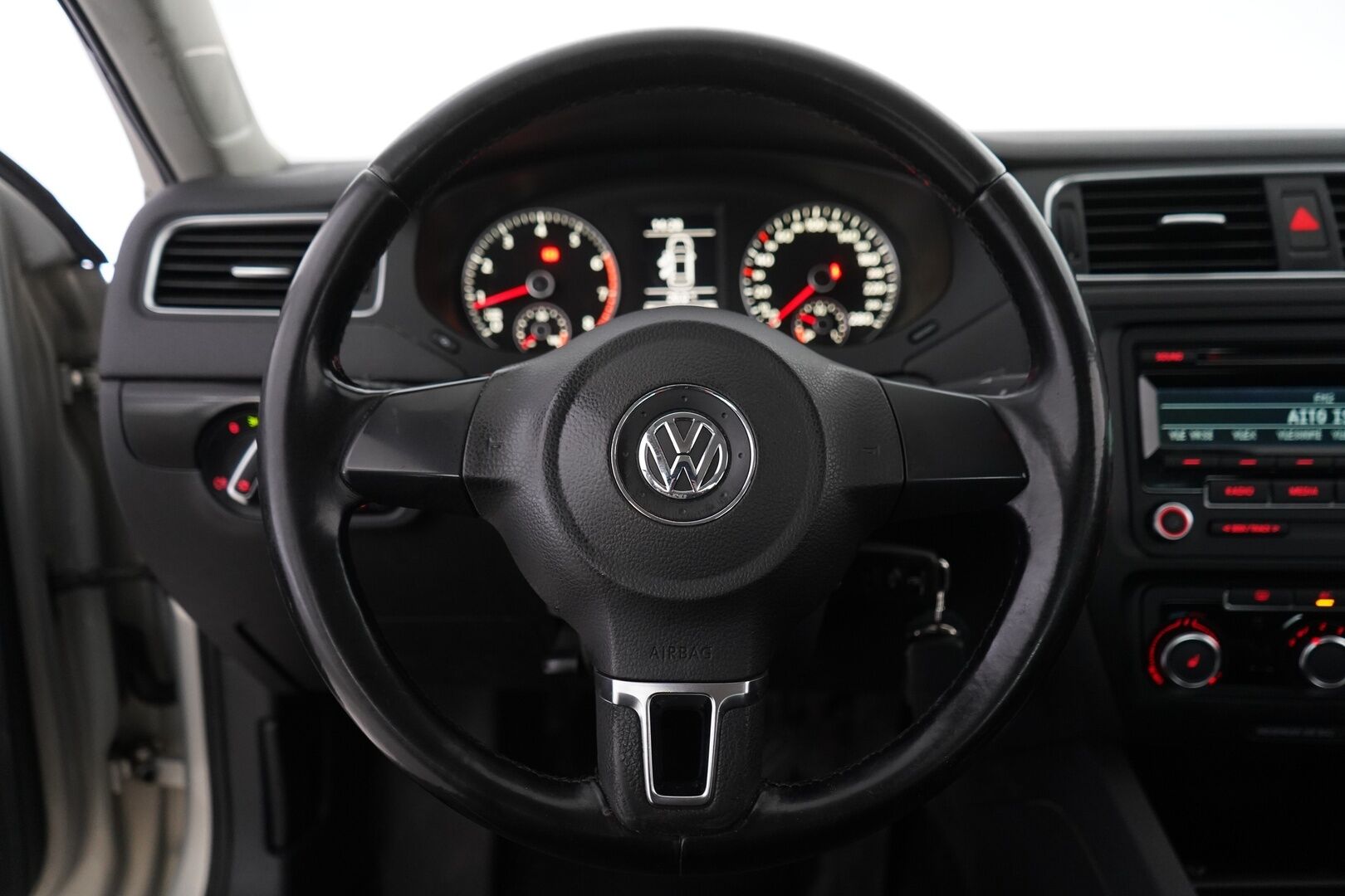 Volkswagen Jetta 2011 Comfortline 1,2 TSI 77 kW (105 hv) BlueMotion Technology - Vakkari | Kahdet renkaat vantein | Juuri leimattu | 