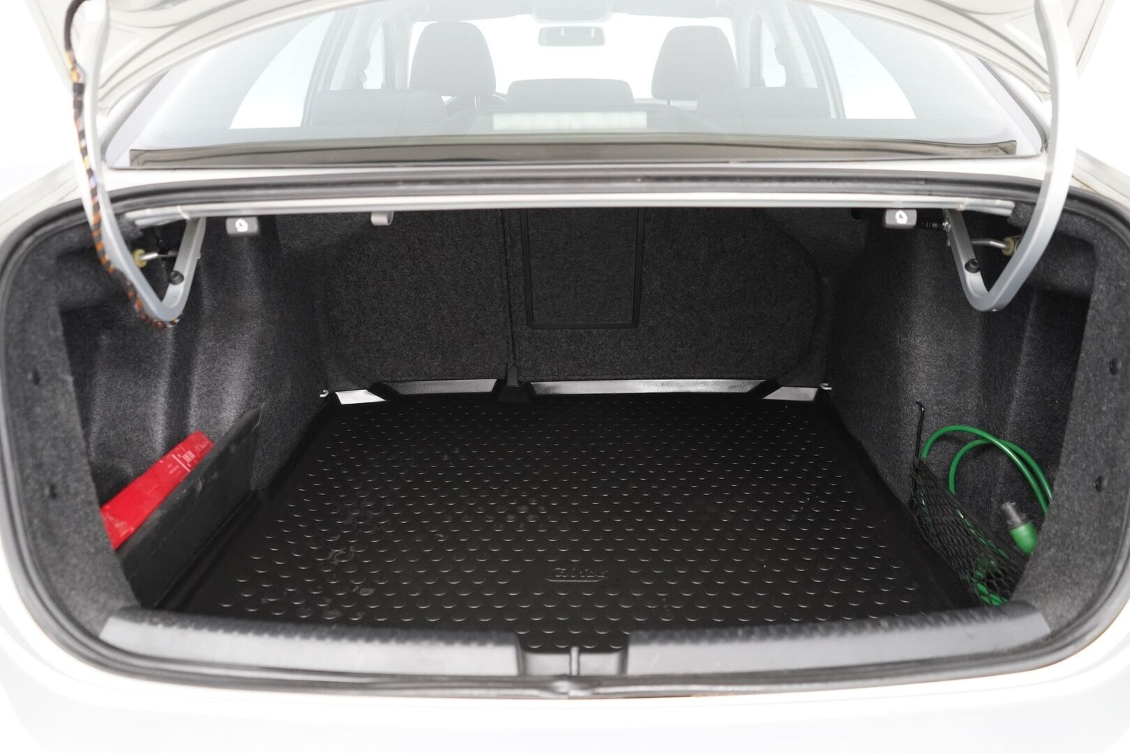 Volkswagen Jetta 2011 Comfortline 1,2 TSI 77 kW (105 hv) BlueMotion Technology - Vakkari | Kahdet renkaat vantein | Juuri leimattu | 