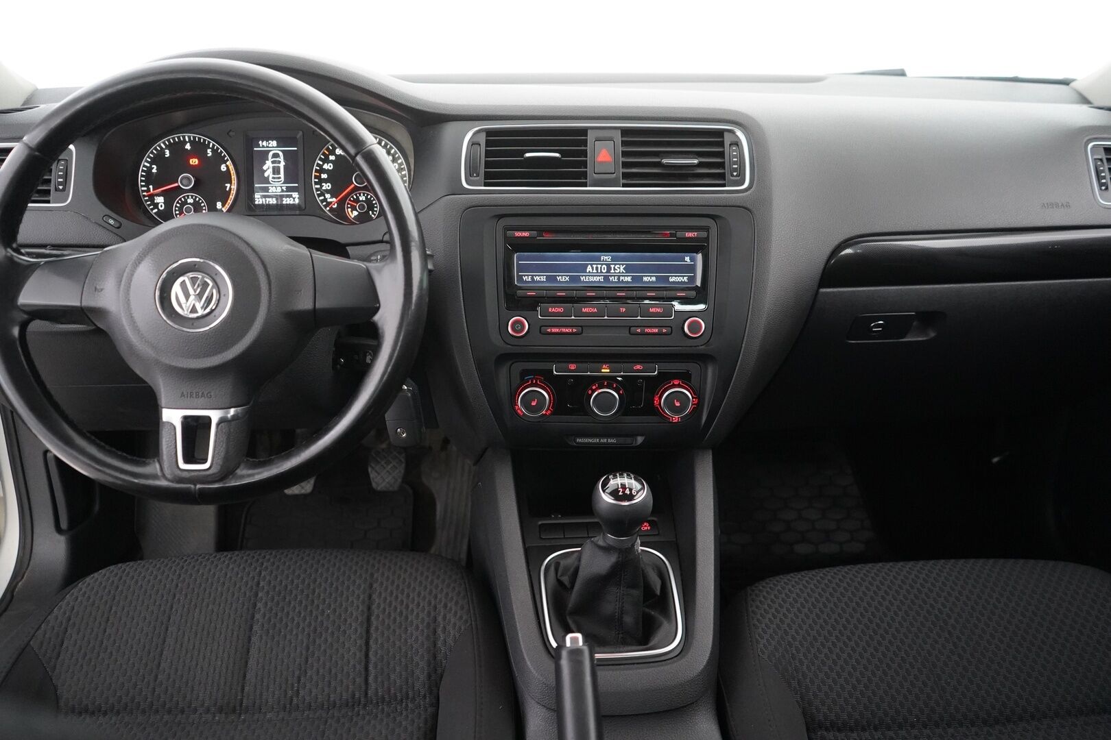 Volkswagen Jetta 2011 Comfortline 1,2 TSI 77 kW (105 hv) BlueMotion Technology - Vakkari | Kahdet renkaat vantein | Juuri leimattu | 