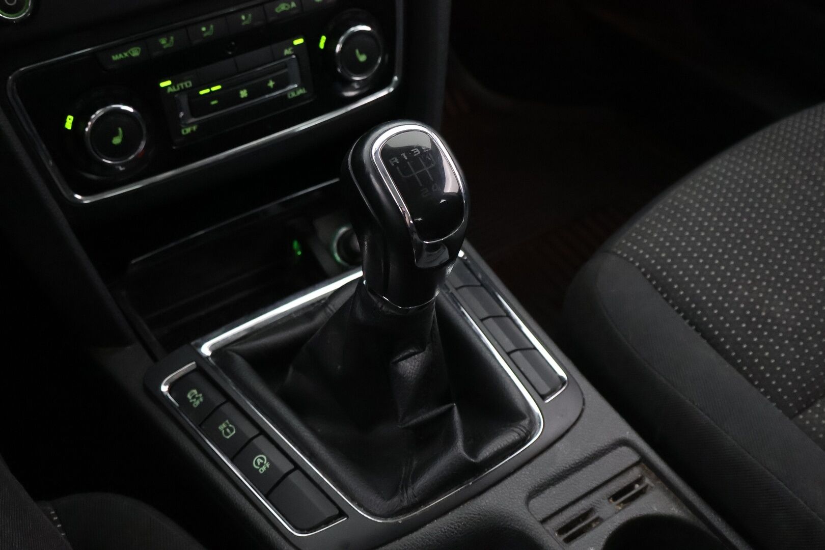 Skoda Superb 2011 Combi 1,6 TDI Comfort GreenLine - Suomiauto / Vetokoukku / Vakkari / Lohko & Sisäpistoke / Jakopää tehty / Juuri tullut Tampereelle!