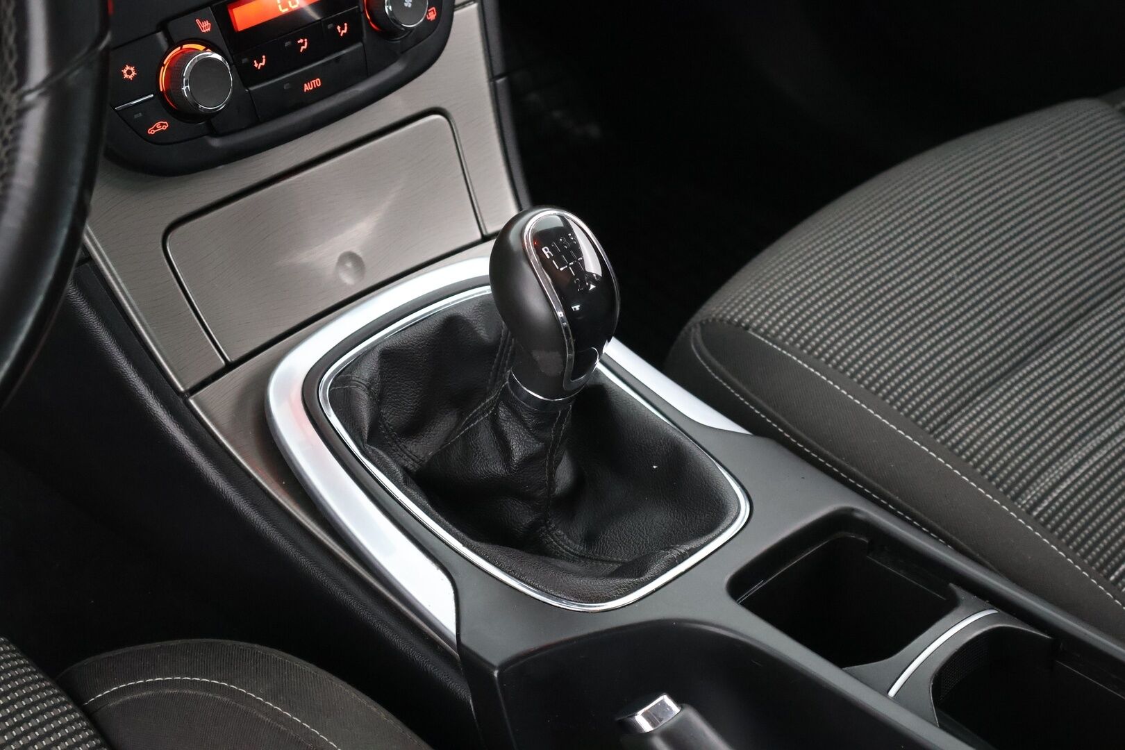 Opel Insignia 2012 5-ov Edition 2,0 CDTI ecoFLEX Start/Stop 118kW MT6 BL - Suomi-Auto | Vetokoukku | Tutkat | Vakkari