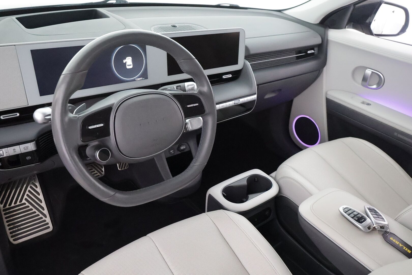 Hyundai IONIQ 5 2022 73 kWh 217 hv Premium - | ACC | ILP | Koukku | HUD | 360° | BOSE | Ilm. relax nahat | V2L | HDA | BSM | Muistipenkki | Ambient light | Merkkihuollot | 2x renkaat aluin | 