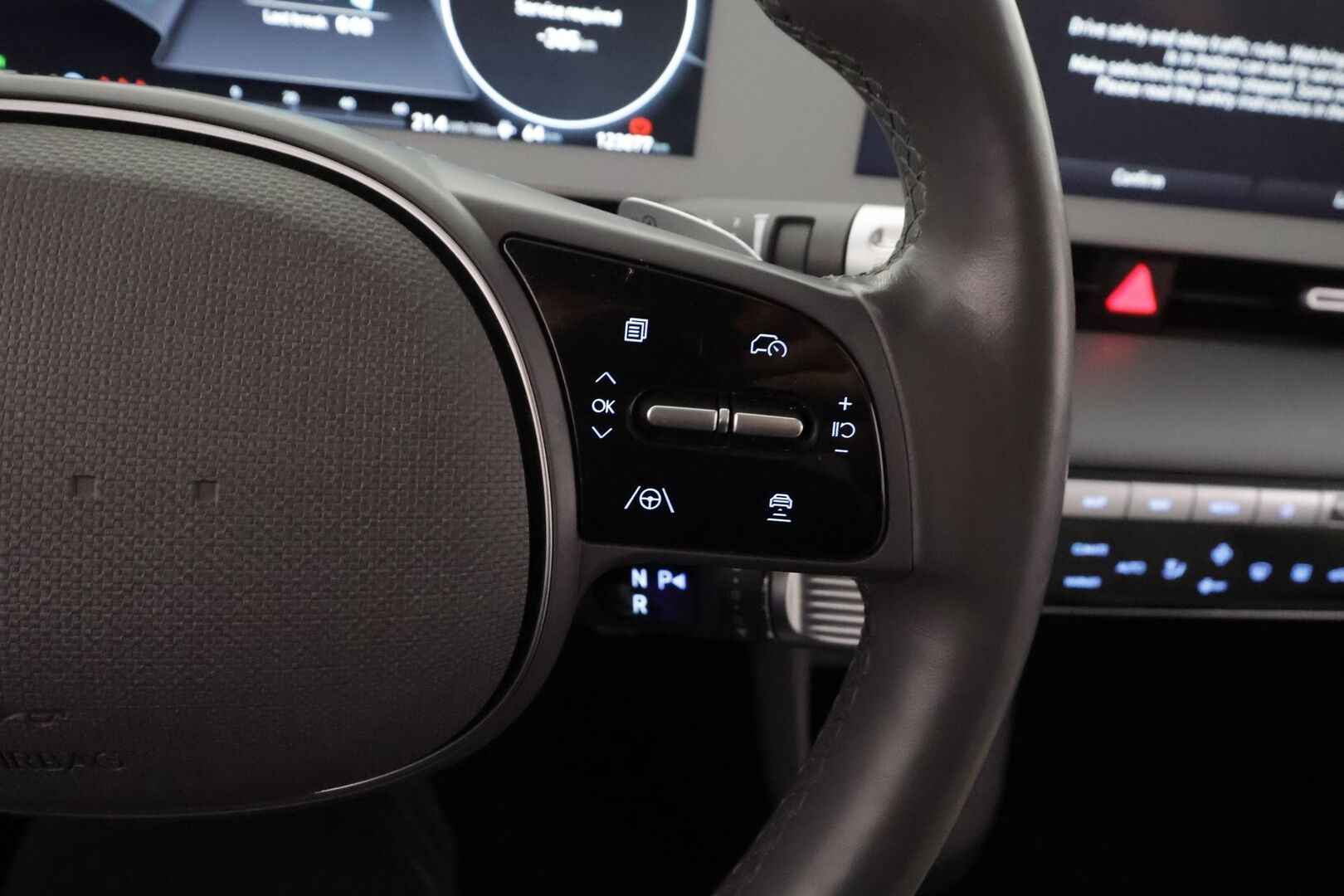 Hyundai IONIQ 5 2022 73 kWh 217 hv Premium - | ACC | ILP | Koukku | HUD | 360° | BOSE | Ilm. relax nahat | V2L | HDA | BSM | Muistipenkki | Ambient light | Merkkihuollot | 2x renkaat aluin | 