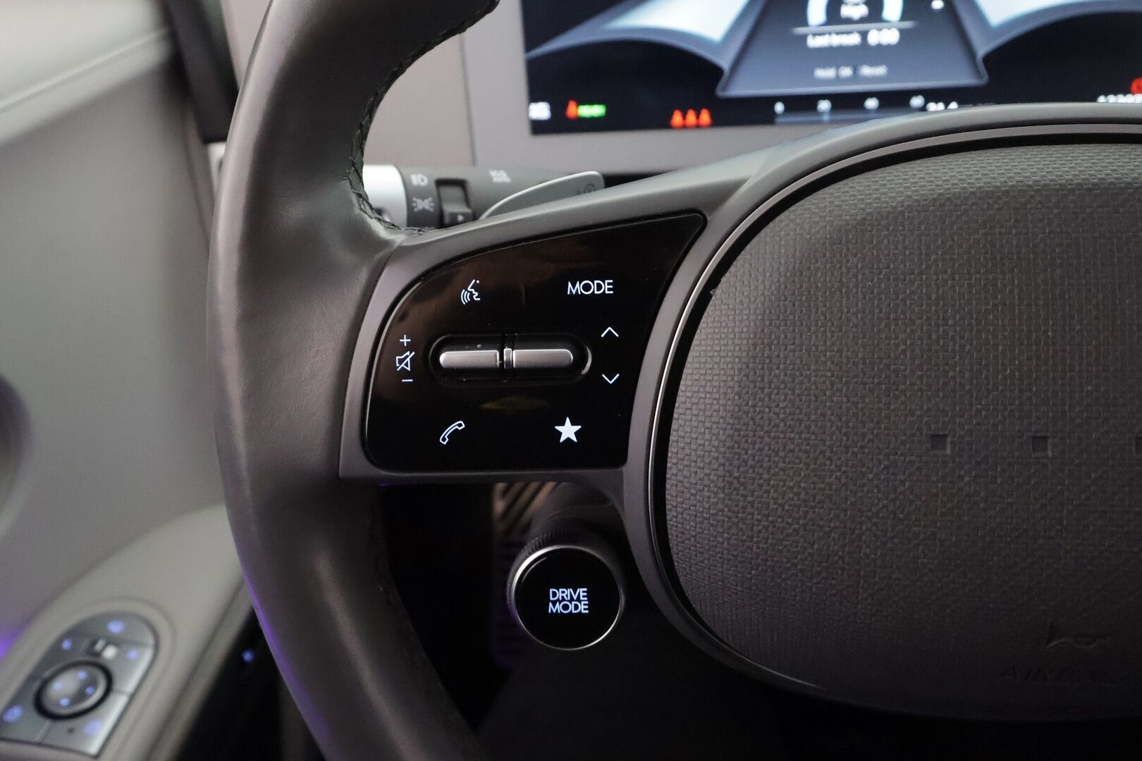 Hyundai IONIQ 5 2022 73 kWh 217 hv Premium - | ACC | ILP | Koukku | HUD | 360° | BOSE | Ilm. relax nahat | V2L | HDA | BSM | Muistipenkki | Ambient light | Merkkihuollot | 2x renkaat aluin | 