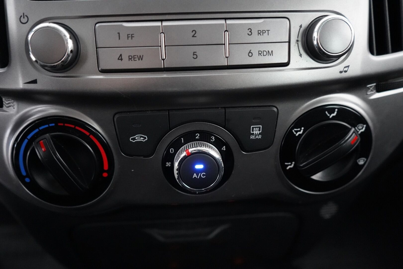 Hyundai i20 2013 5d 1,2 5MT Classic *Ilmastointi / Lohko+sisälämmitin / AUX* - Suomi-auto / Juuri huollettu / Hyvät nastarenkaat 