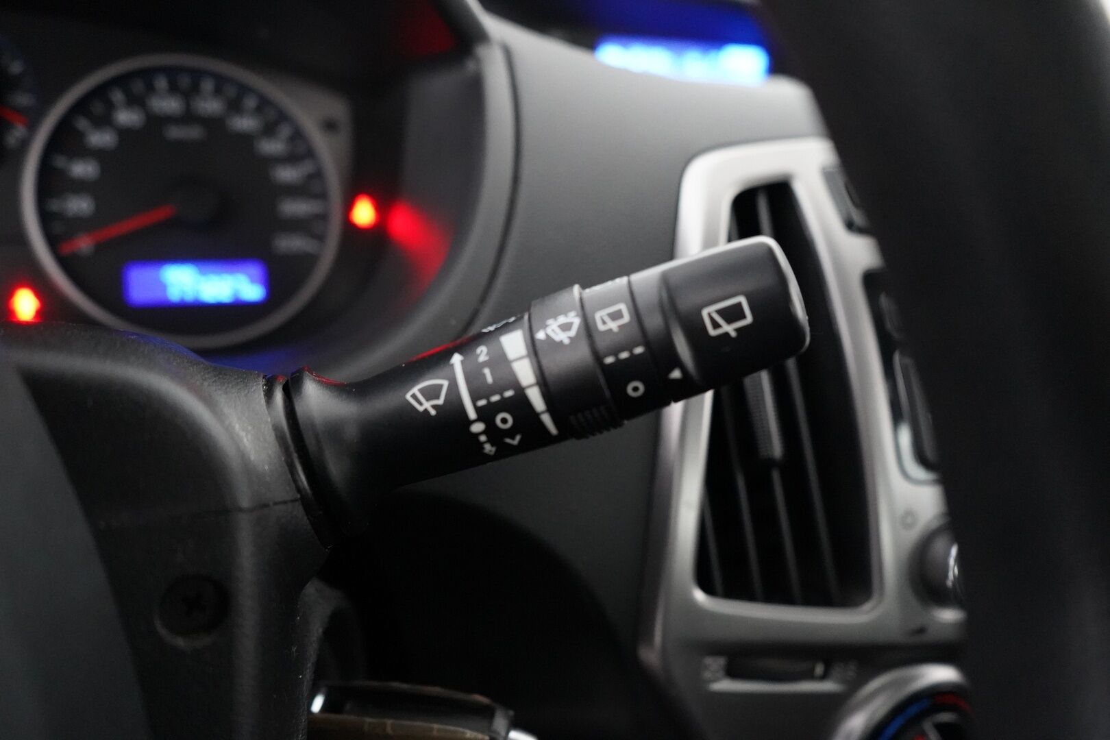 Hyundai i20 2013 5d 1,2 5MT Classic *Ilmastointi / Lohko+sisälämmitin / AUX* - Suomi-auto / Juuri huollettu / Hyvät nastarenkaat 