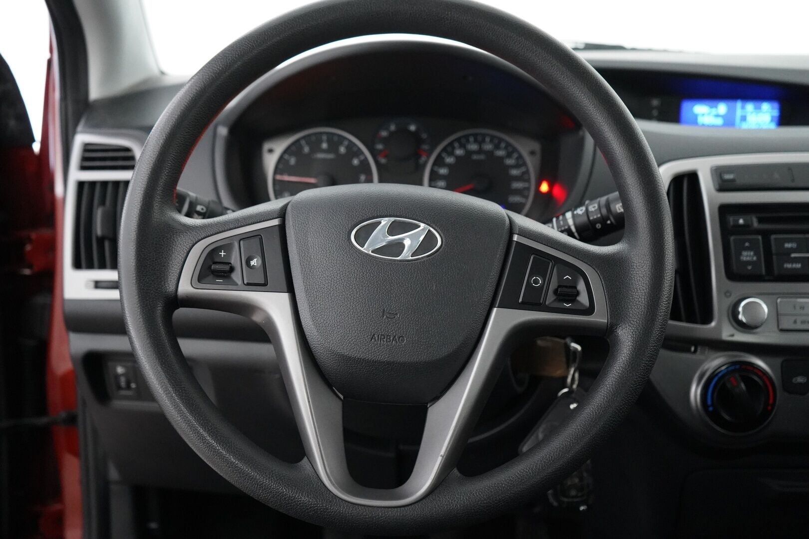 Hyundai i20 2013 5d 1,2 5MT Classic *Ilmastointi / Lohko+sisälämmitin / AUX* - Suomi-auto / Juuri huollettu / Hyvät nastarenkaat 