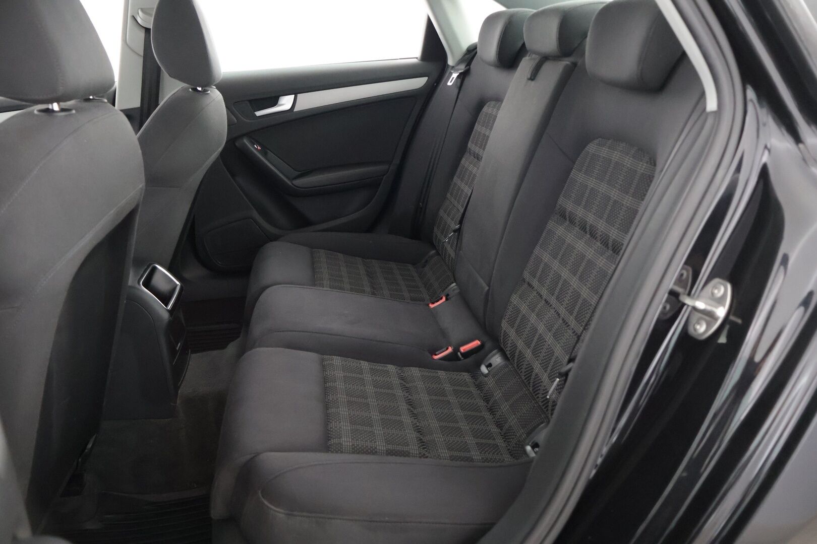 Audi A4 2013 Sedan Business Alpine Pro 2,0 TFSI 155 kW quattro S tronic - Koukku / Webasto / Sporttipenkit / Kahdet renkaat vanteineen / hyvin huollettu / Siisti / Tutkat / Lohko / 