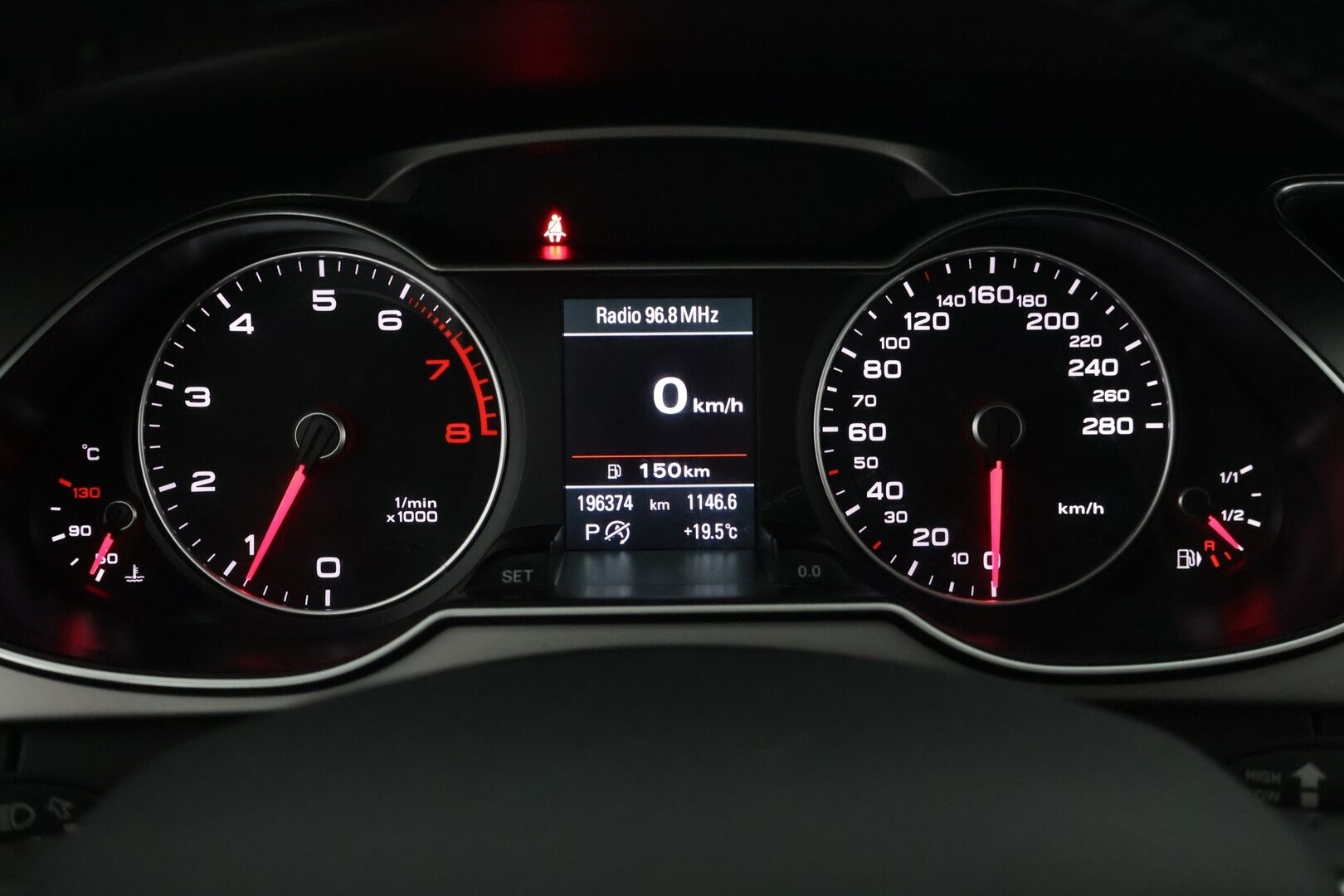 Audi A4 2013 Sedan Business Alpine Pro 2,0 TFSI 155 kW quattro S tronic - Koukku / Webasto / Sporttipenkit / Kahdet renkaat vanteineen / hyvin huollettu / Siisti / Tutkat / Lohko / 