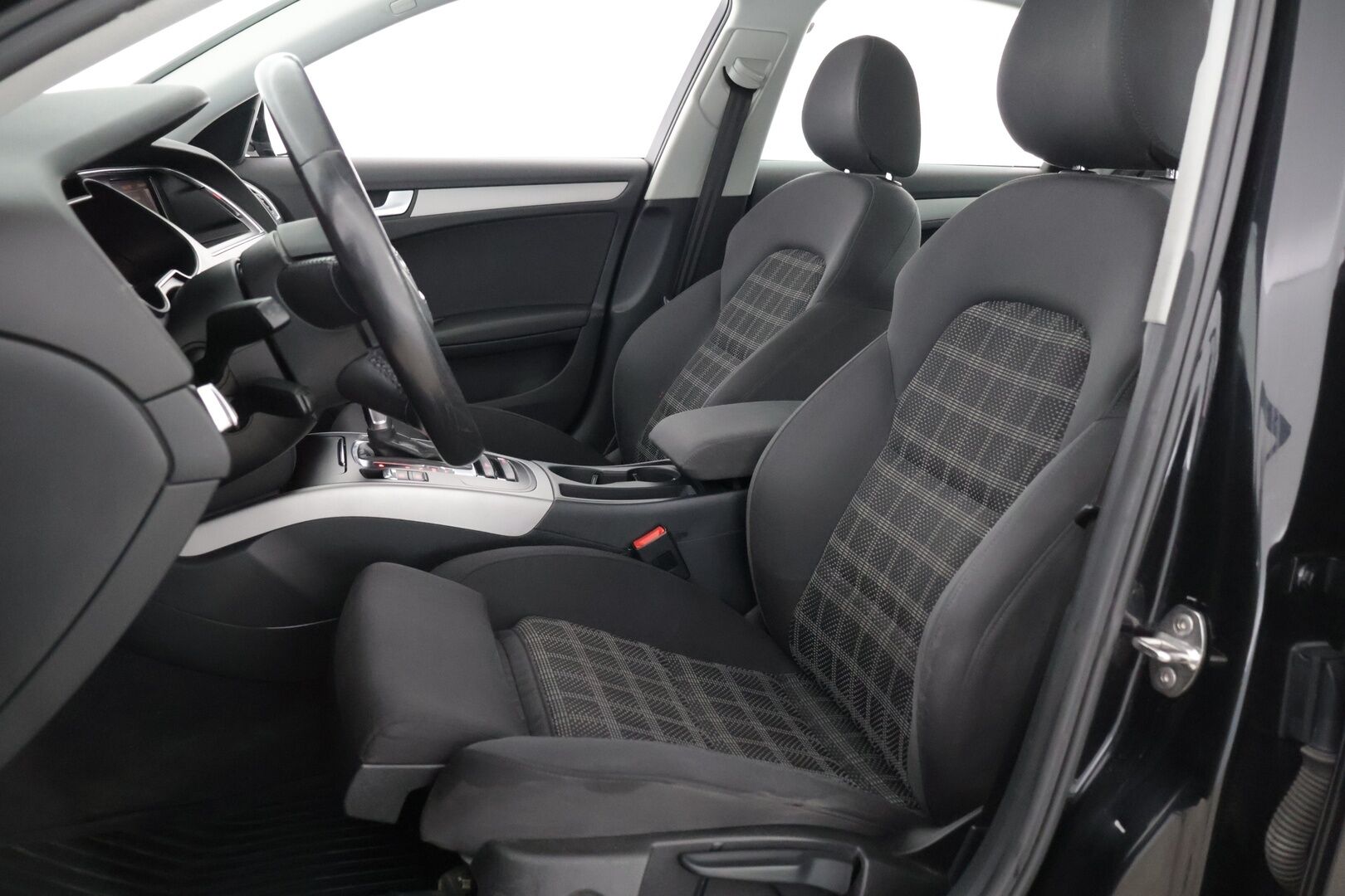 Audi A4 2013 Sedan Business Alpine Pro 2,0 TFSI 155 kW quattro S tronic - Koukku / Webasto / Sporttipenkit / Kahdet renkaat vanteineen / hyvin huollettu / Siisti / Tutkat / Lohko / 