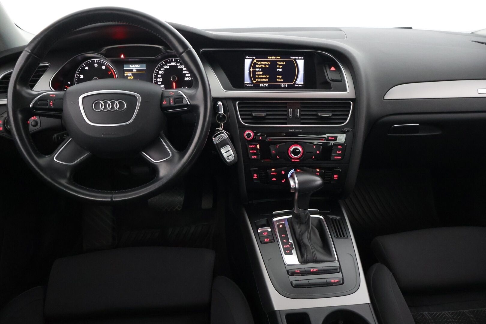 Audi A4 2013 Sedan Business Alpine Pro 2,0 TFSI 155 kW quattro S tronic - Koukku / Webasto / Sporttipenkit / Kahdet renkaat vanteineen / hyvin huollettu / Siisti / Tutkat / Lohko / 