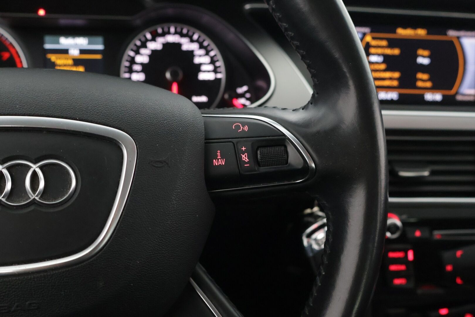 Audi A4 2013 Sedan Business Alpine Pro 2,0 TFSI 155 kW quattro S tronic - Koukku / Webasto / Sporttipenkit / Kahdet renkaat vanteineen / hyvin huollettu / Siisti / Tutkat / Lohko / 
