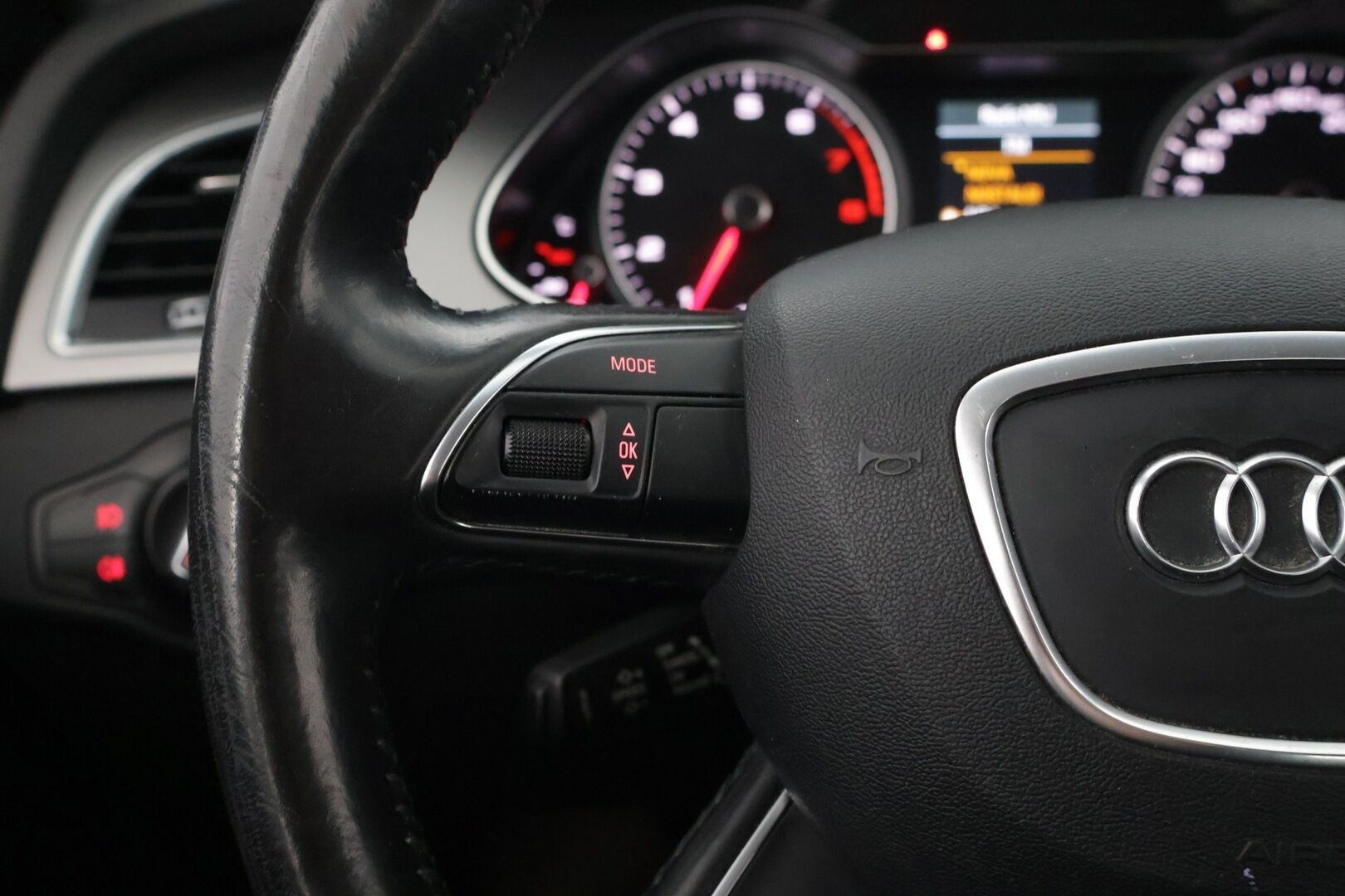 Audi A4 2013 Sedan Business Alpine Pro 2,0 TFSI 155 kW quattro S tronic - Koukku / Webasto / Sporttipenkit / Kahdet renkaat vanteineen / hyvin huollettu / Siisti / Tutkat / Lohko / 