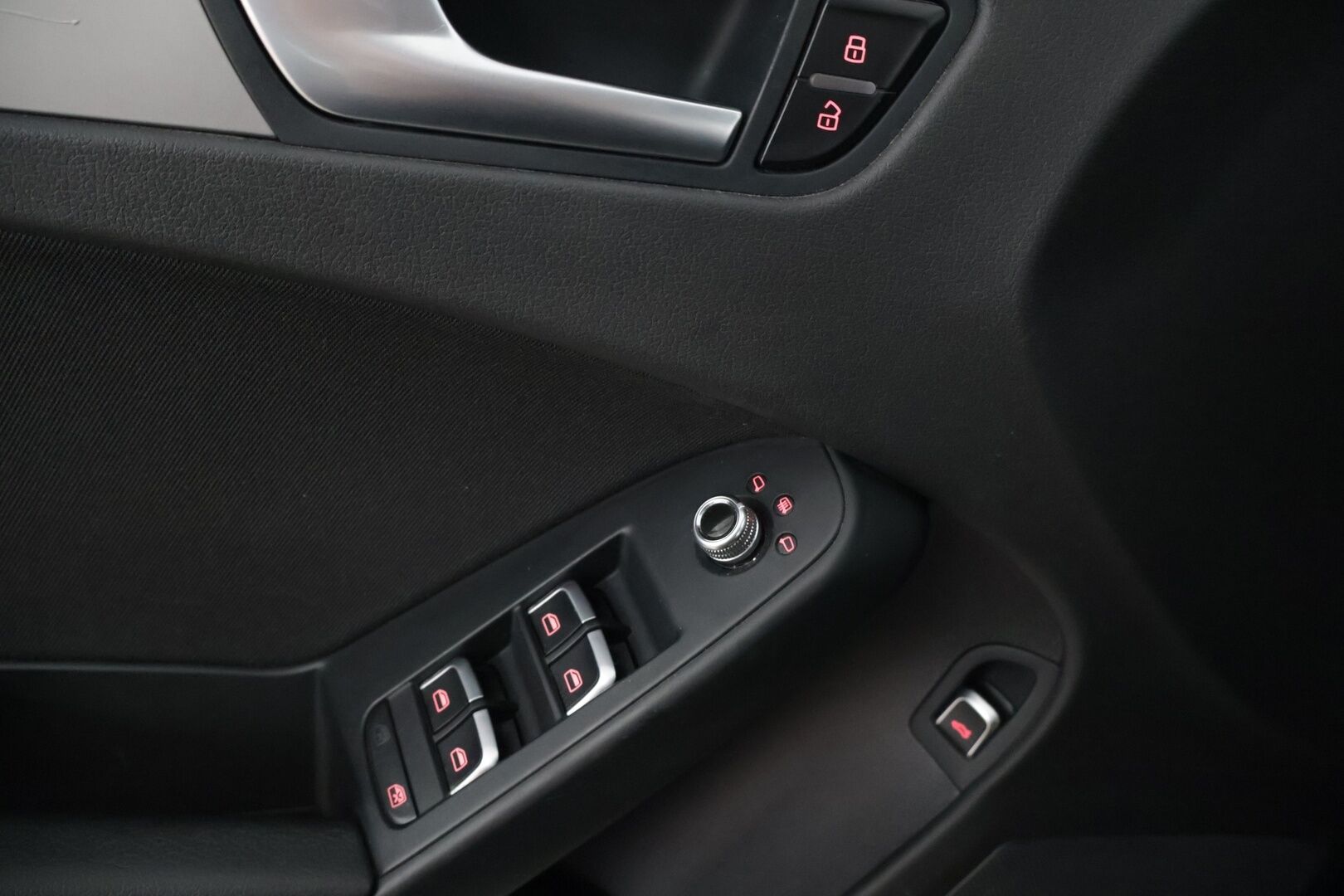 Audi A4 2013 Sedan Business Alpine Pro 2,0 TFSI 155 kW quattro S tronic - Koukku / Webasto / Sporttipenkit / Kahdet renkaat vanteineen / hyvin huollettu / Siisti / Tutkat / Lohko / 