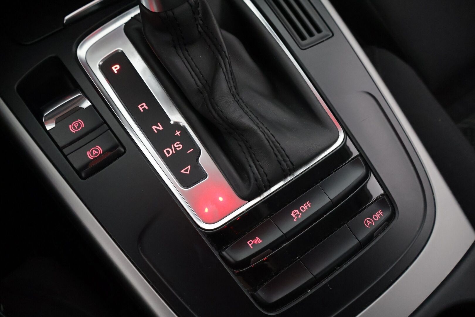 Audi A4 2013 Sedan Business Alpine Pro 2,0 TFSI 155 kW quattro S tronic - Koukku / Webasto / Sporttipenkit / Kahdet renkaat vanteineen / hyvin huollettu / Siisti / Tutkat / Lohko / 