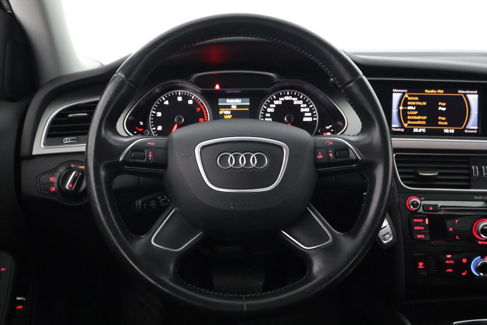 Audi A4 2013 Sedan Business Alpine Pro 2,0 TFSI 155 kW quattro S tronic - Koukku / Webasto / Sporttipenkit / Kahdet renkaat vanteineen / hyvin huollettu / Siisti / Tutkat / Lohko / 