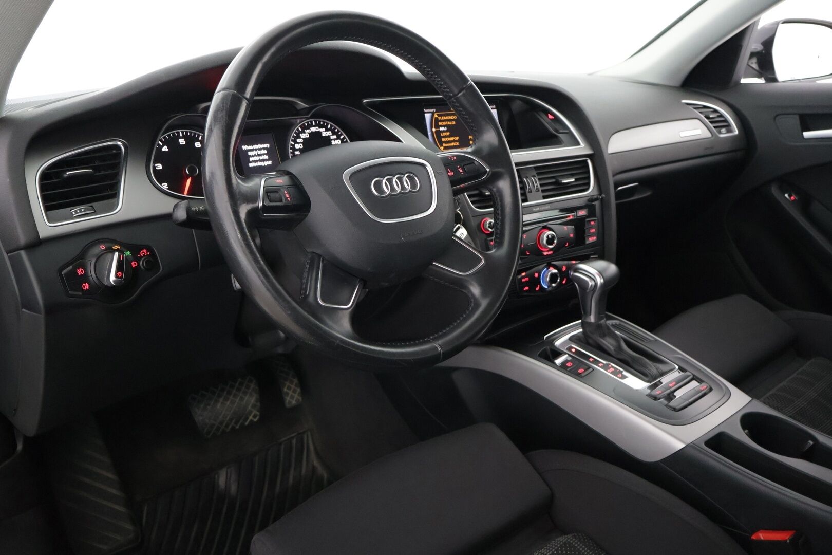 Audi A4 2013 Sedan Business Alpine Pro 2,0 TFSI 155 kW quattro S tronic - Koukku / Webasto / Sporttipenkit / Kahdet renkaat vanteineen / hyvin huollettu / Siisti / Tutkat / Lohko / 