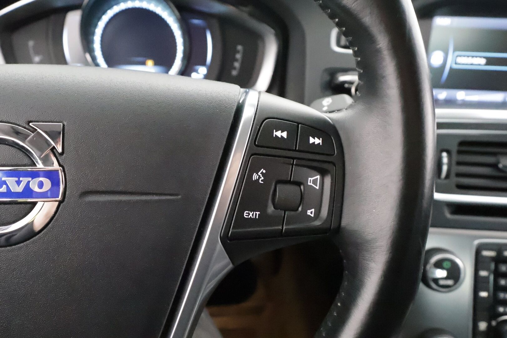 Volvo S60 2014 T3 Momentum aut * 1.Om Suomi-auto / Vakkari / P.tutka / Navi / Digimittaristo / Kaarreajovalot / Puolinahat * - Kahdet renkaat aluvanteilla / Merkkihuollettu / Juuri katsastettu - HULLU BLACKWEEK KORKOTARJOUS 2,49%