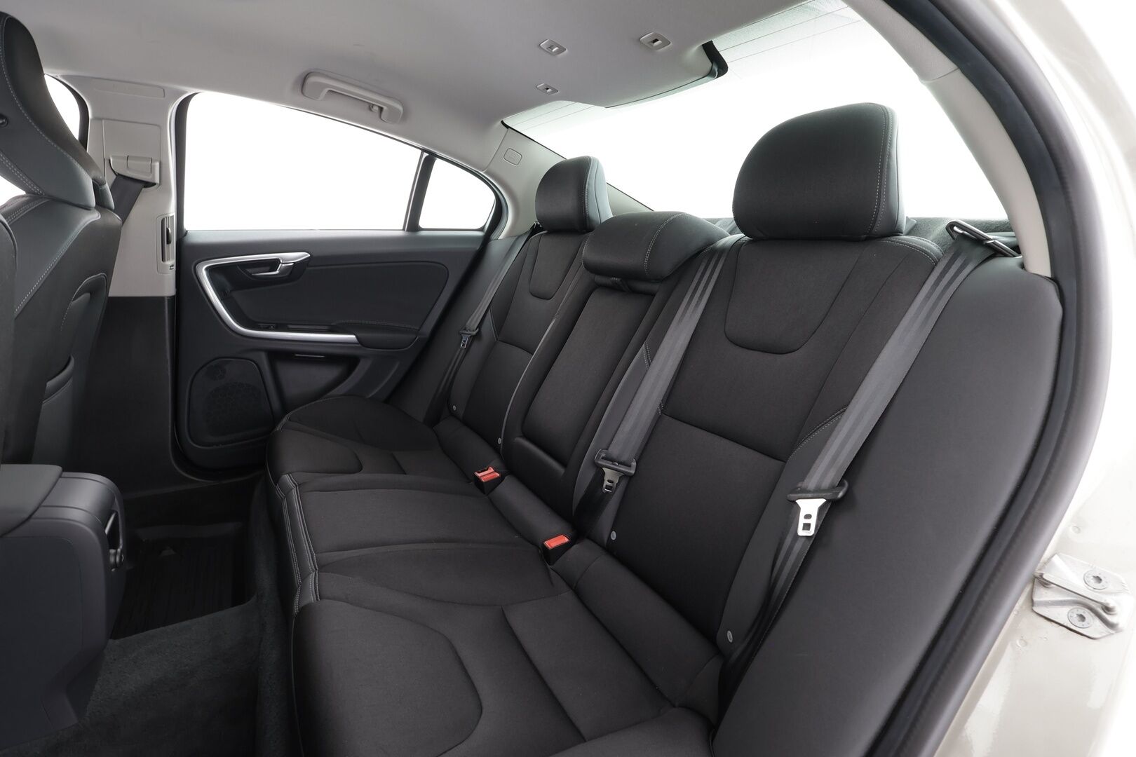 Volvo S60 2014 T3 Momentum aut * 1.Om Suomi-auto / Vakkari / P.tutka / Navi / Digimittaristo / Kaarreajovalot / Puolinahat * - Kahdet renkaat aluvanteilla / Merkkihuollettu / Juuri katsastettu - HULLU BLACKWEEK KORKOTARJOUS 2,49%