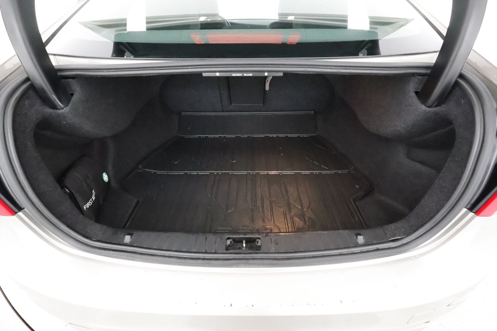 Volvo S60 2014 T3 Momentum aut * 1.Om Suomi-auto / Vakkari / P.tutka / Navi / Digimittaristo / Kaarreajovalot / Puolinahat * - Kahdet renkaat aluvanteilla / Merkkihuollettu / Juuri katsastettu