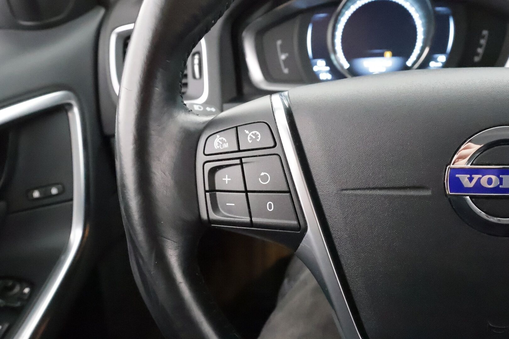 Volvo S60 2014 T3 Momentum aut * 1.Om Suomi-auto / Vakkari / P.tutka / Navi / Digimittaristo / Kaarreajovalot / Puolinahat * - Kahdet renkaat aluvanteilla / Merkkihuollettu / Juuri katsastettu - HULLU BLACKWEEK KORKOTARJOUS 2,49%