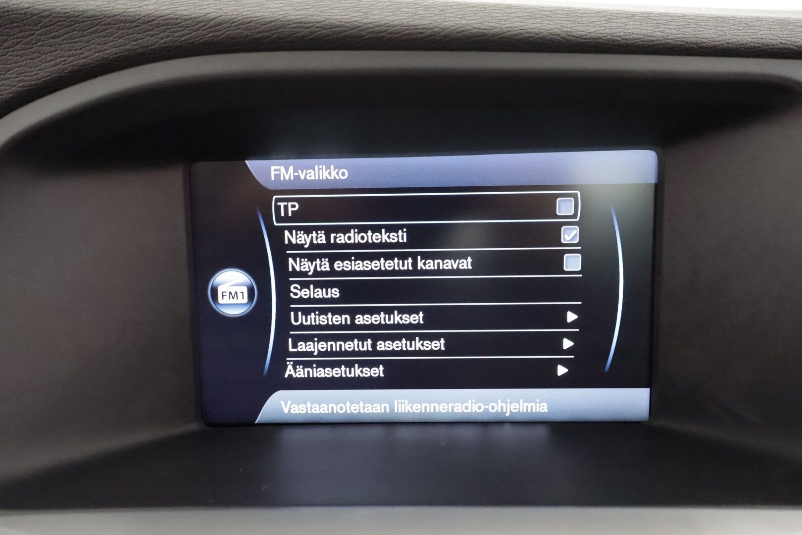 Volvo S60 2014 T3 Momentum aut * 1.Om Suomi-auto / Vakkari / P.tutka / Navi / Digimittaristo / Kaarreajovalot / Puolinahat * - Kahdet renkaat aluvanteilla / Merkkihuollettu / Juuri katsastettu