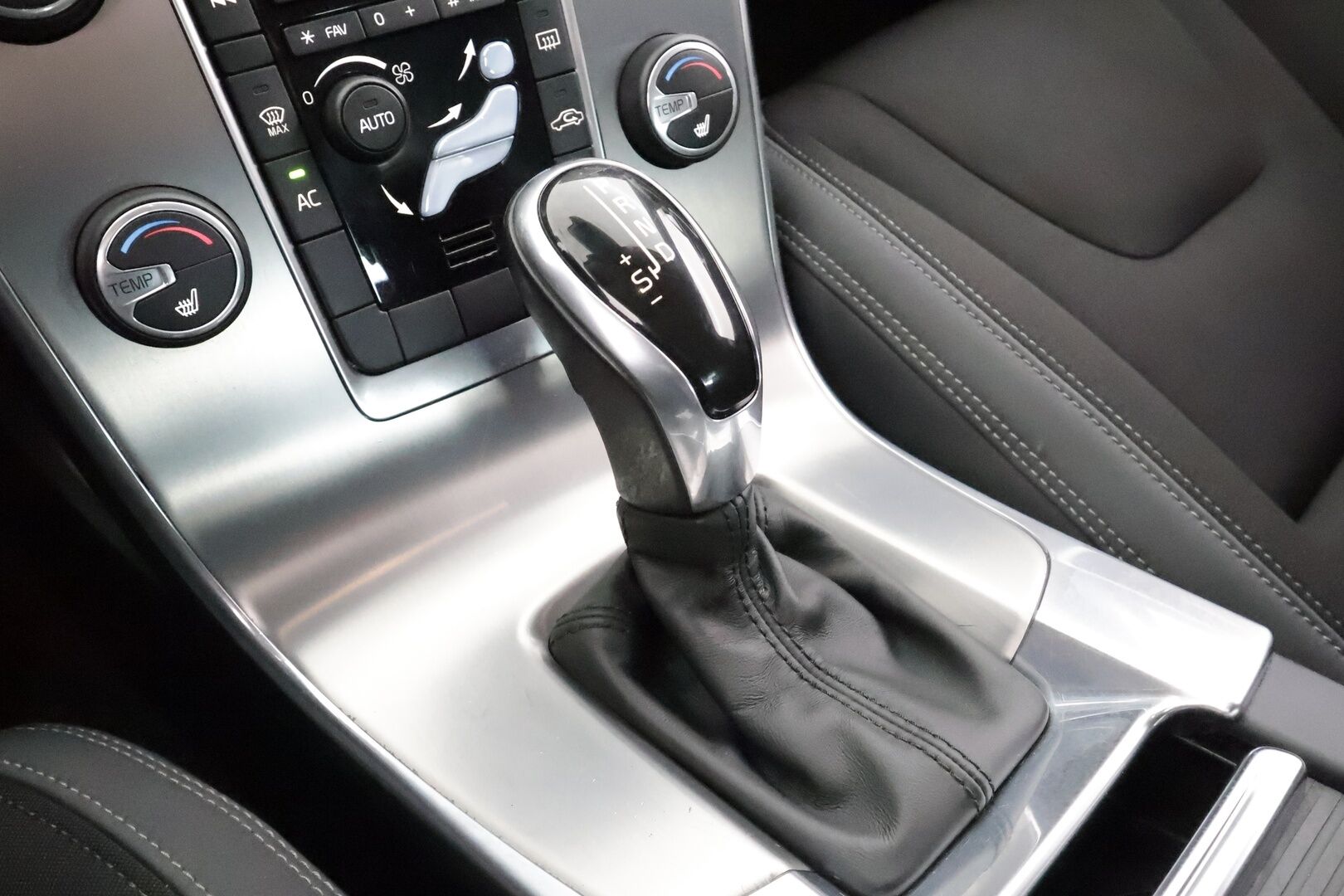 Volvo S60 2014 T3 Momentum aut * 1.Om Suomi-auto / Vakkari / P.tutka / Navi / Digimittaristo / Kaarreajovalot / Puolinahat * - Kahdet renkaat aluvanteilla / Merkkihuollettu / Juuri katsastettu - HULLU BLACKWEEK KORKOTARJOUS 2,49%