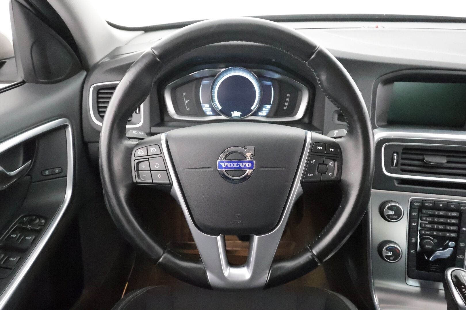 Volvo S60 2014 T3 Momentum aut * 1.Om Suomi-auto / Vakkari / P.tutka / Navi / Digimittaristo / Kaarreajovalot / Puolinahat * - Kahdet renkaat aluvanteilla / Merkkihuollettu / Juuri katsastettu