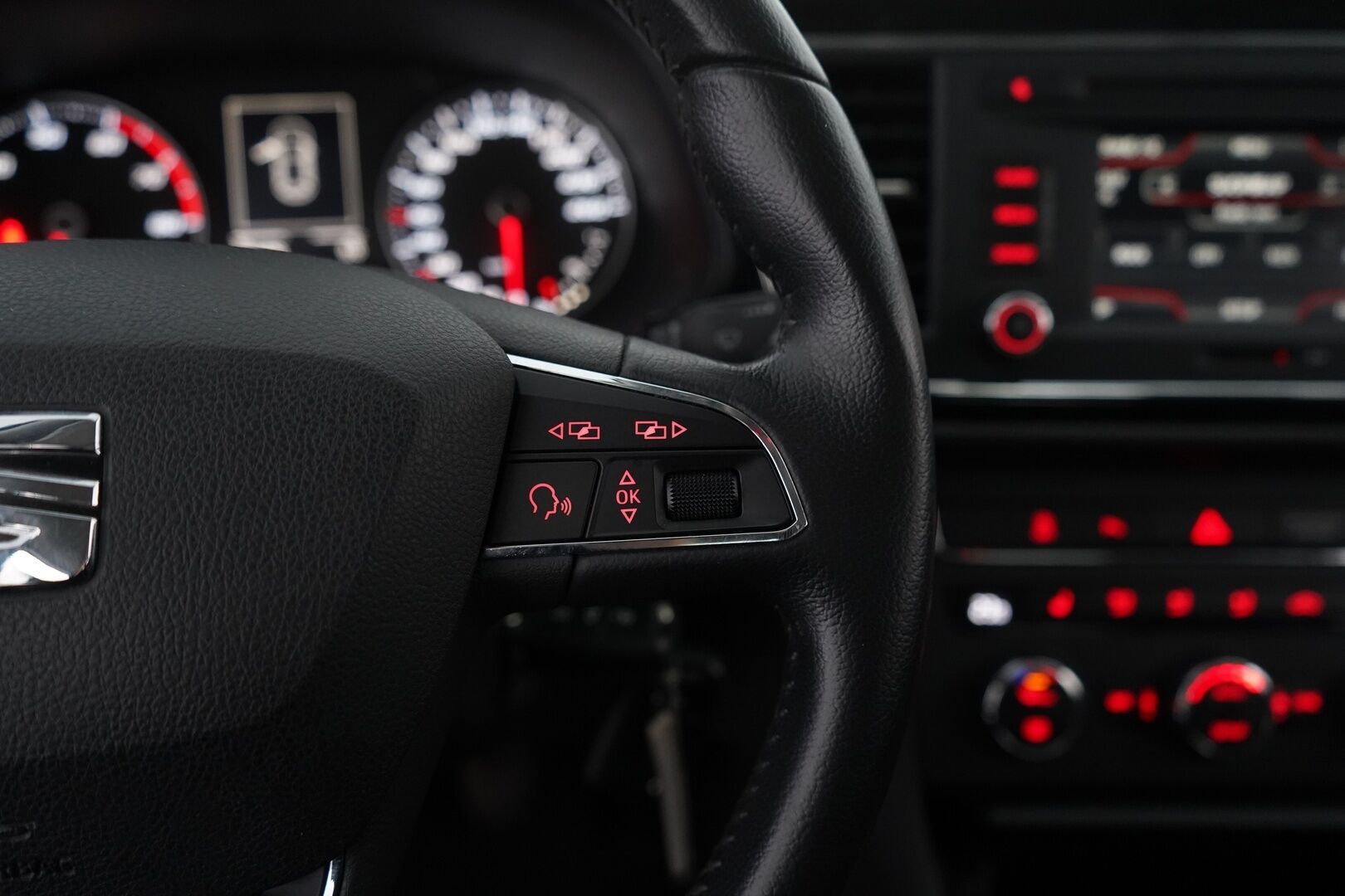 Seat Leon 2014 1,4 TSI 140 Style *Koukku / Tutkat / Vakkari / Lohko* - Kahdet Seatin omat alumiinivanteet / 2x Nokian renkaat / Juuri huollettu / Seuraava katsastus 7.4.2026