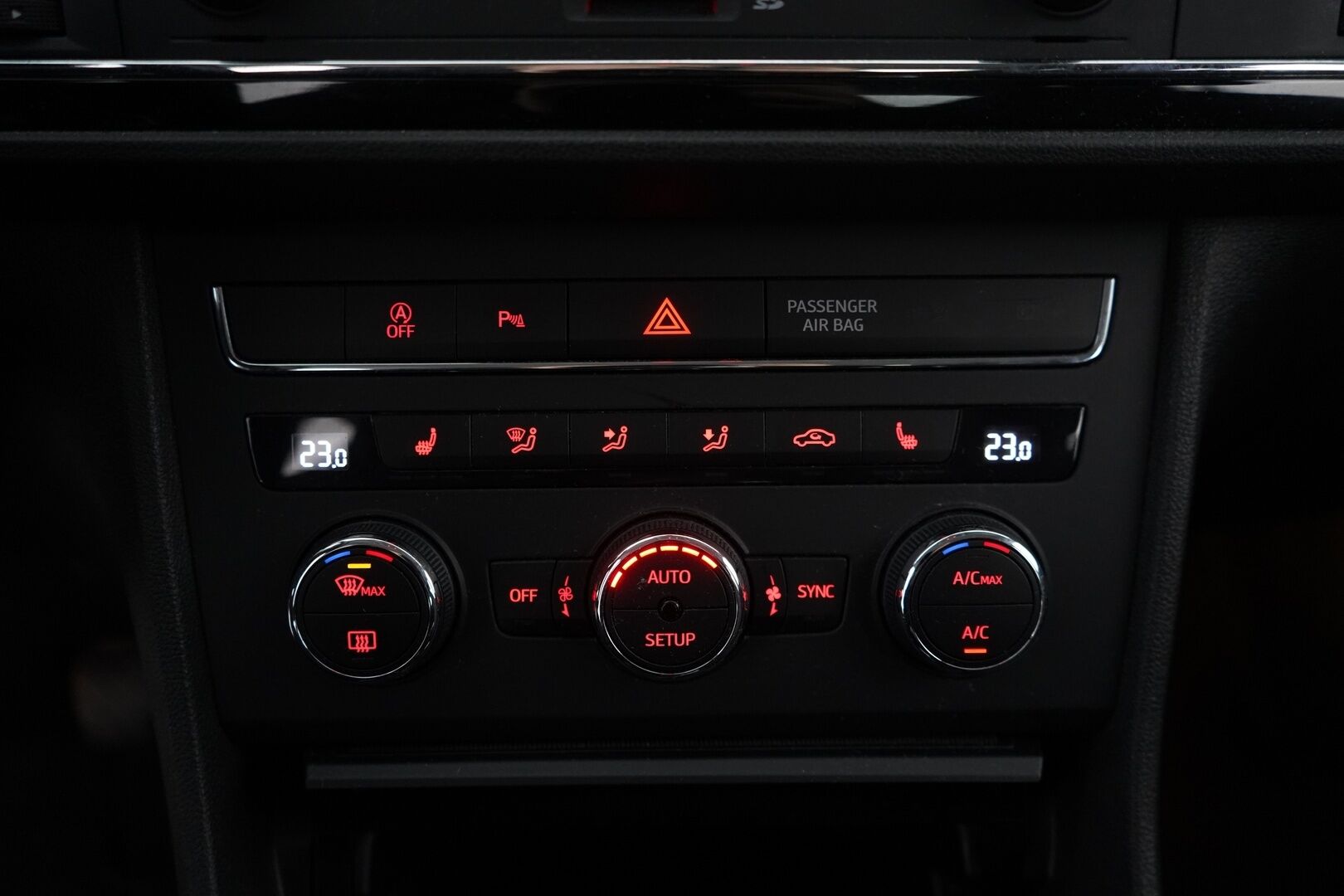 Seat Leon 2014 1,4 TSI 140 Style *Koukku / Tutkat / Vakkari / Lohko* - Kahdet Seatin omat alumiinivanteet / 2x Nokian renkaat / Juuri huollettu / Seuraava katsastus 7.4.2026