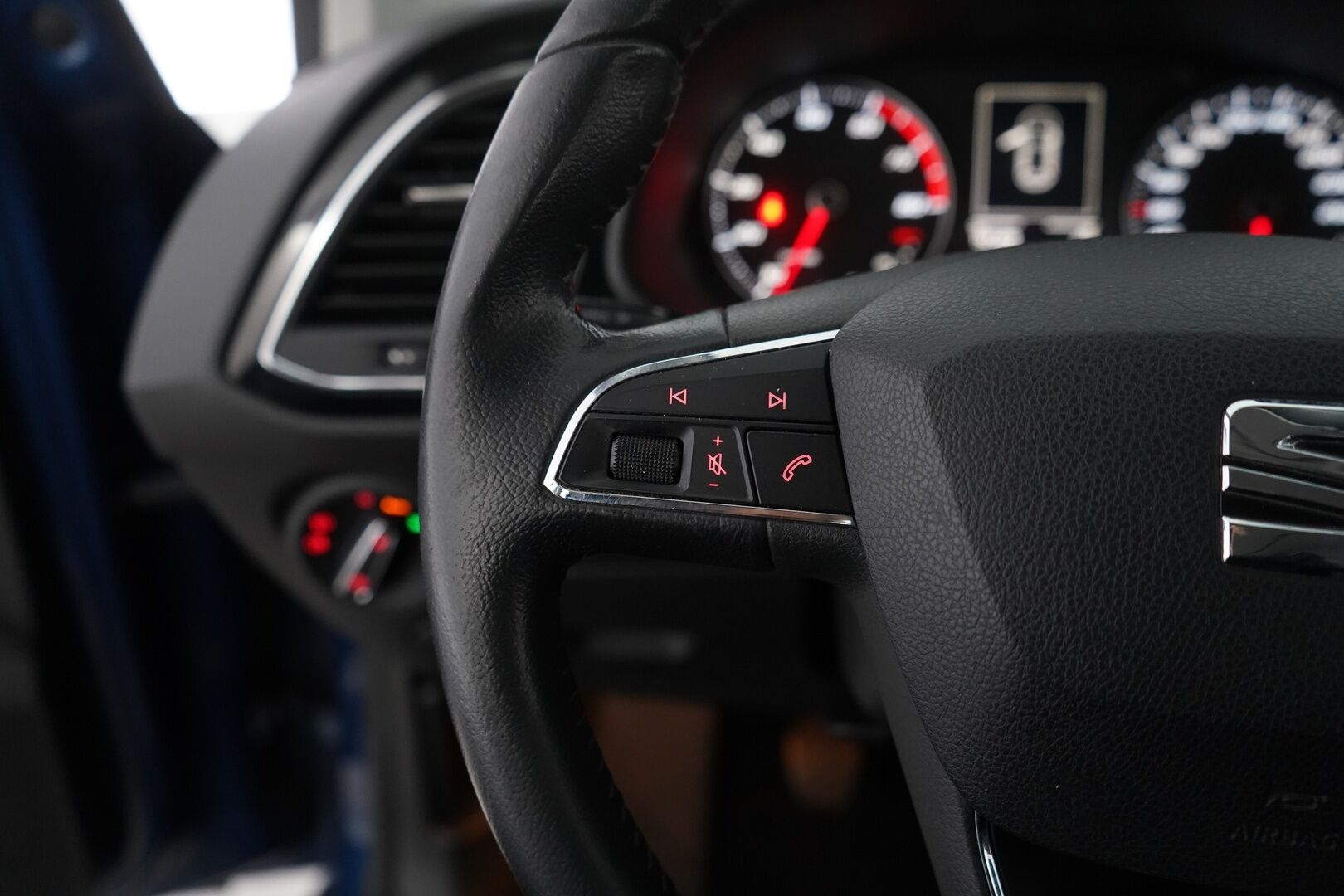 Seat Leon 2014 1,4 TSI 140 Style *Koukku / Tutkat / Vakkari / Lohko* - Kahdet Seatin omat alumiinivanteet / 2x Nokian renkaat / Juuri huollettu / Seuraava katsastus 7.4.2026