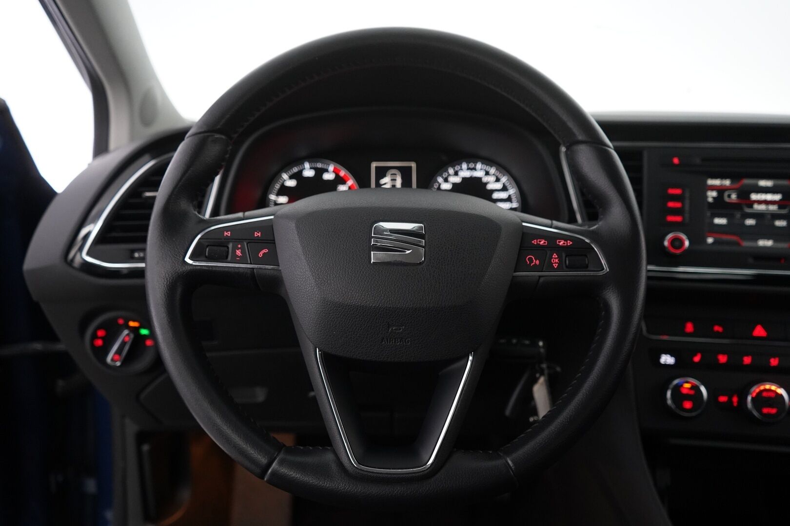 Seat Leon 2014 1,4 TSI 140 Style *Koukku / Tutkat / Vakkari / Lohko* - Kahdet Seatin omat alumiinivanteet / 2x Nokian renkaat / Juuri huollettu / Seuraava katsastus 7.4.2026