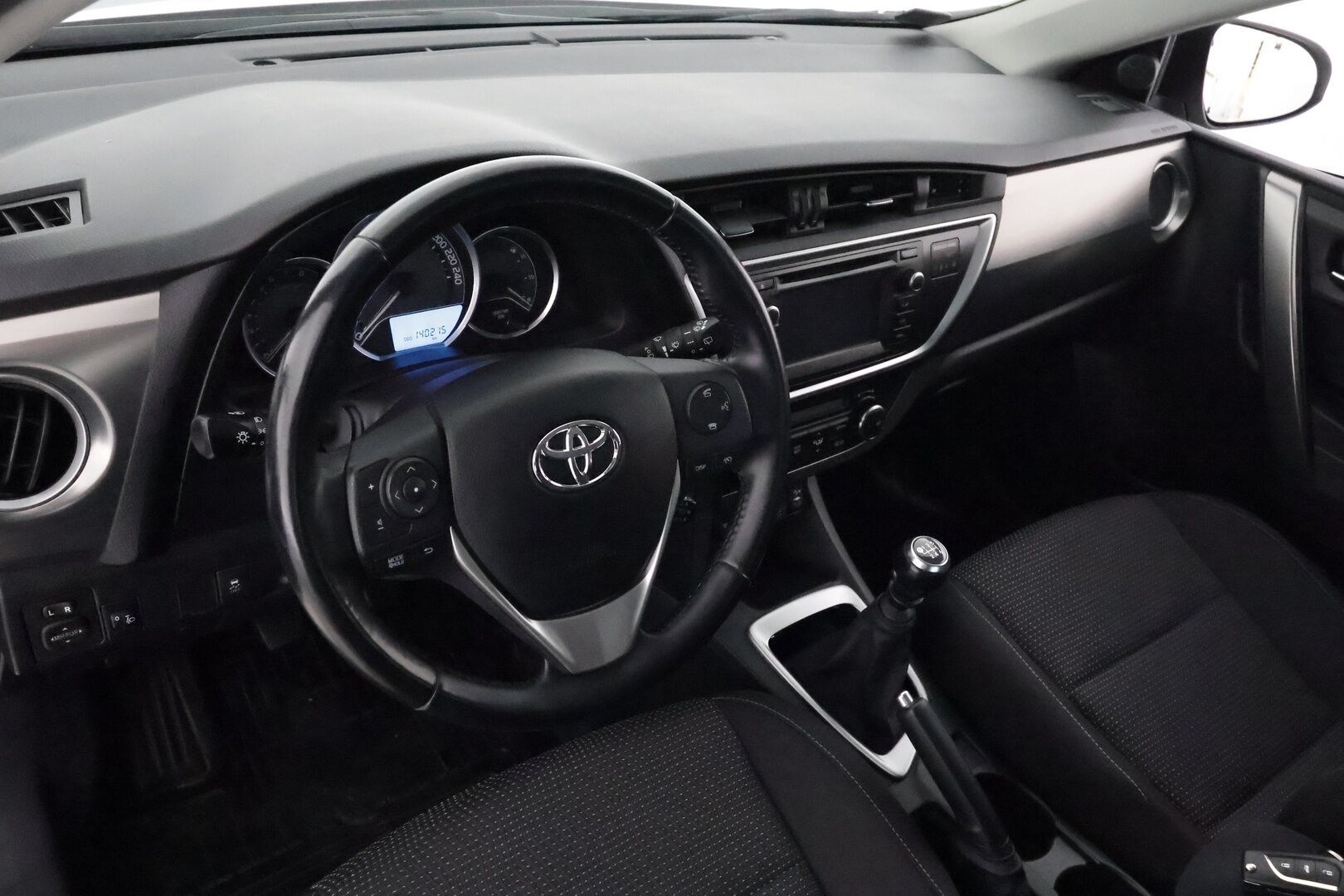 Toyota Auris 2013 1,6 Valvematic Active 5ov **Suomi-auto / P. Kamera / Navi / AC / Lohkolämmitin / 2x Renkaat**