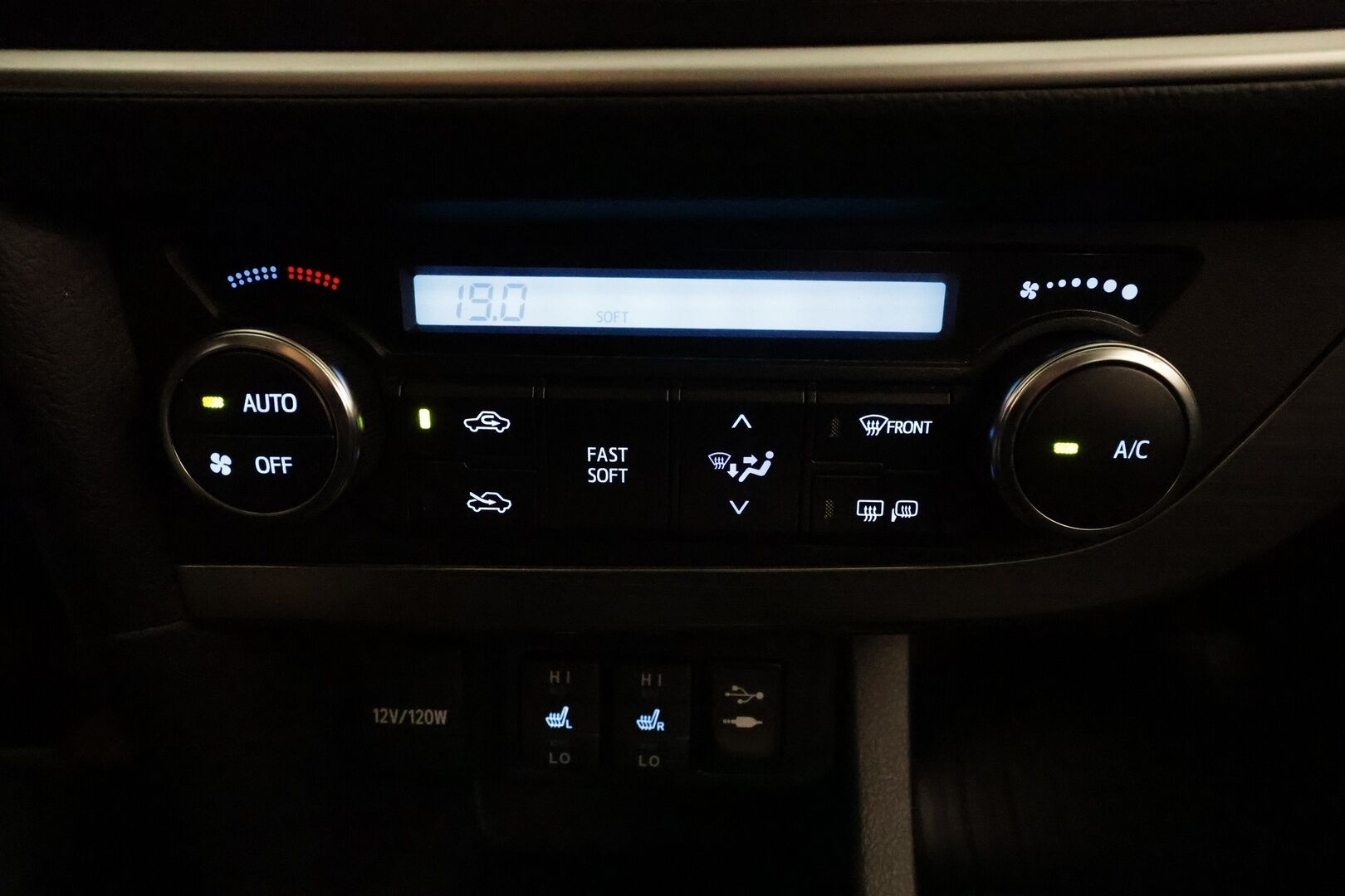 Toyota Auris 2013 1,6 Valvematic Active 5ov **Suomi-auto / P. Kamera / Navi / AC / Lohkolämmitin / 2x Renkaat**