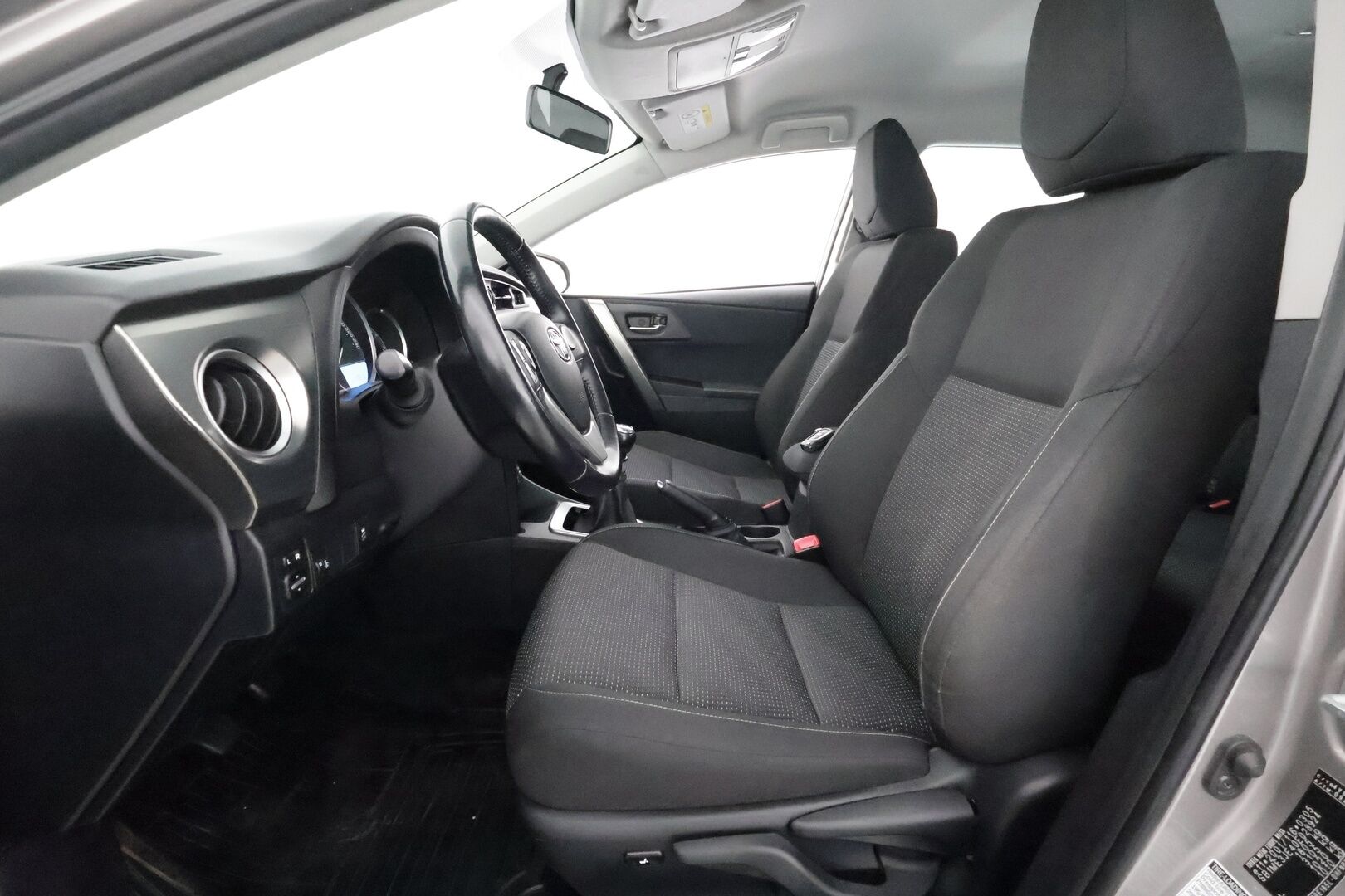 Toyota Auris 2013 1,6 Valvematic Active 5ov **Suomi-auto / P. Kamera / Navi / AC / Lohkolämmitin / 2x Renkaat**
