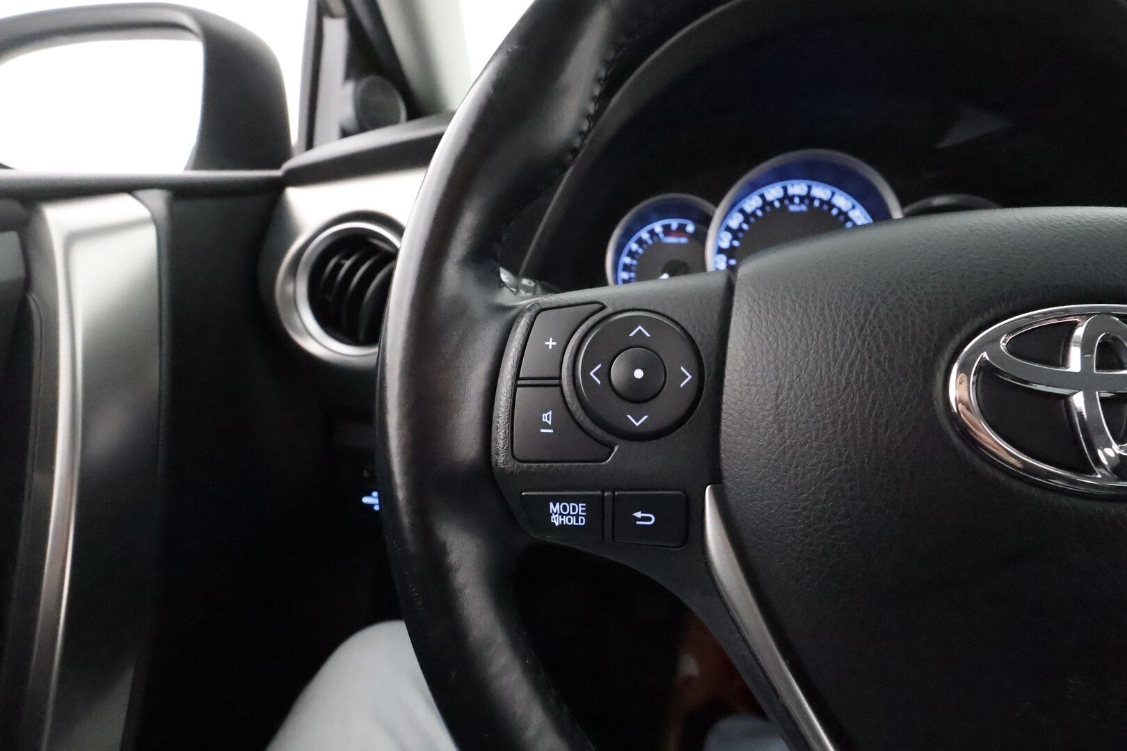 Toyota Auris 2013 1,6 Valvematic Active 5ov **Suomi-auto / P. Kamera / Navi / AC / Lohkolämmitin / 2x Renkaat**
