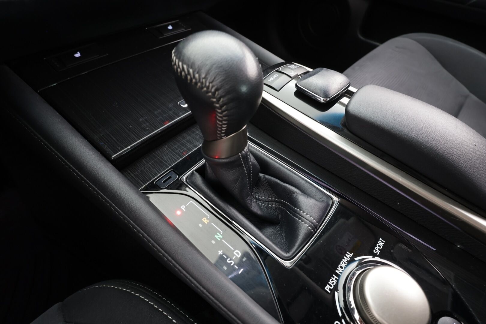 Lexus GS 2014 300h Hybrid A Executive * ACC / P.kamera / Muistipenkki / Navi / Bi-Xenon / Ratinlämmitin / KeylessGo * - Suomi-auto / Kahdet renkaat aluvanteilla