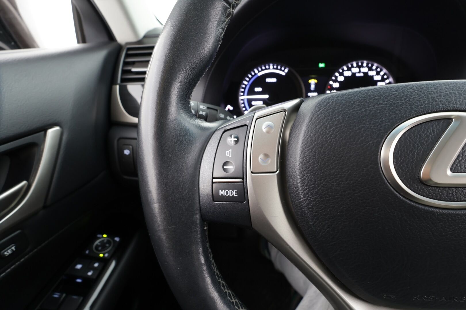 Lexus GS 2014 300h Hybrid A Executive * ACC / P.kamera / Muistipenkki / Navi / Bi-Xenon / Ratinlämmitin / KeylessGo * - Suomi-auto / Kahdet renkaat aluvanteilla 