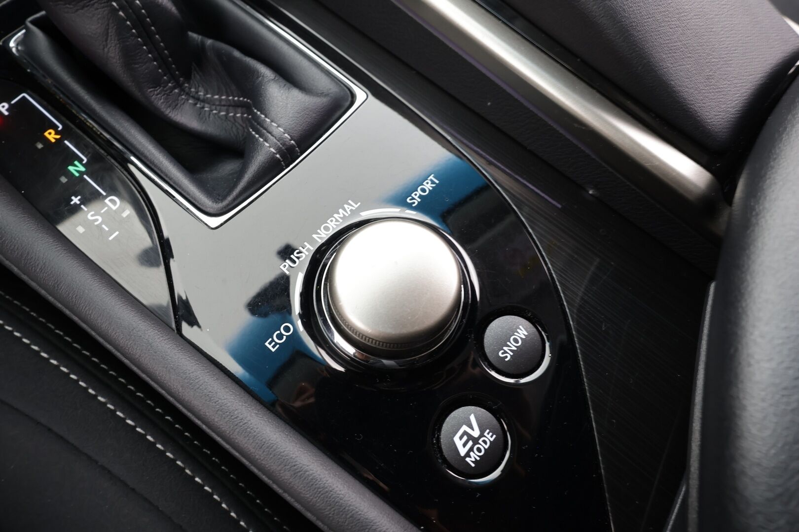 Lexus GS 2014 300h Hybrid A Executive * ACC / P.kamera / Muistipenkki / Navi / Bi-Xenon / Ratinlämmitin / KeylessGo * - Suomi-auto / Kahdet renkaat aluvanteilla