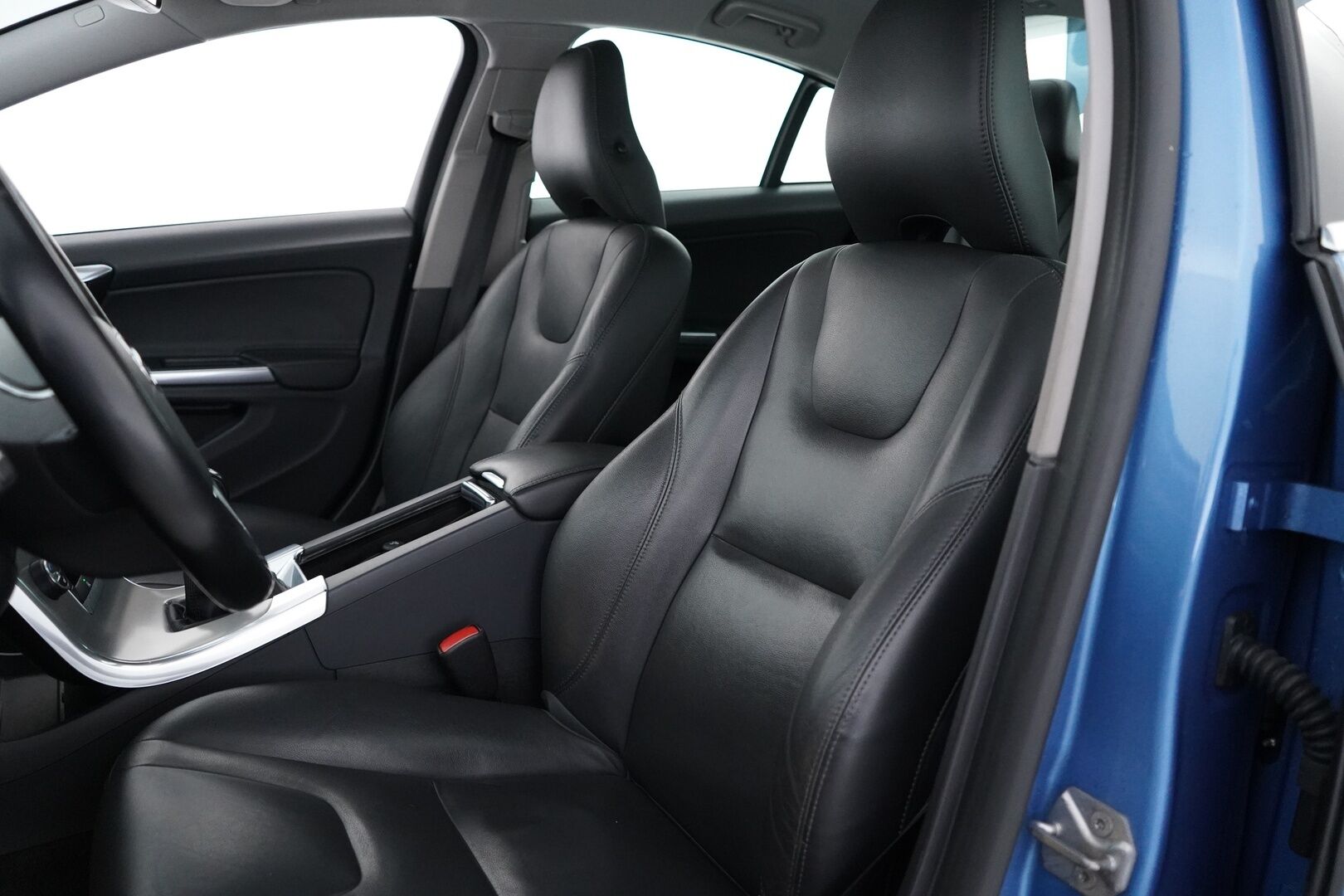 Volvo S60 2014 T3 Summum *Lohkolämmitin / Koukku / Tutkat / Xenon / Kuljettajan muistipenkki* - Suomi-auto / Kahdet OEM vanteet / Viimeisin huolto 145tkm