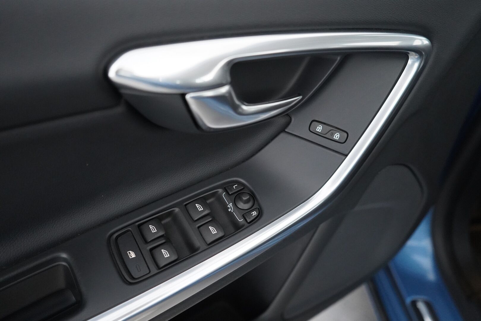 Volvo S60 2014 T3 Summum *Lohkolämmitin / Koukku / Tutkat / Xenon / Kuljettajan muistipenkki* - Suomi-auto / Kahdet OEM vanteet / Viimeisin huolto 145tkm