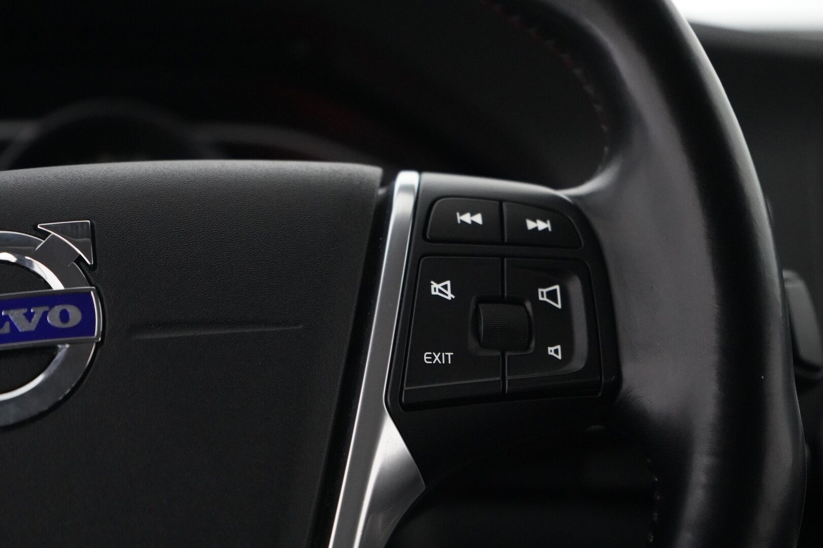 Volvo S60 2014 T3 Summum *Lohkolämmitin / Koukku / Tutkat / Xenon / Kuljettajan muistipenkki* - Suomi-auto / Kahdet OEM vanteet / Viimeisin huolto 145tkm