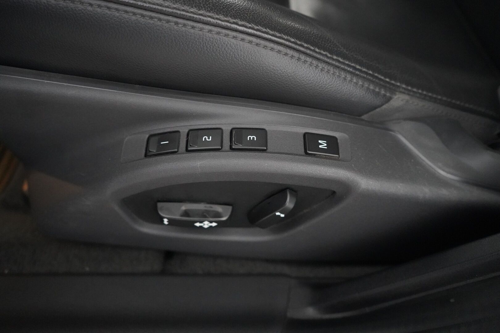 Volvo S60 2014 T3 Summum *Lohkolämmitin / Koukku / Tutkat / Xenon / Kuljettajan muistipenkki* - Suomi-auto / Kahdet OEM vanteet / Viimeisin huolto 145tkm