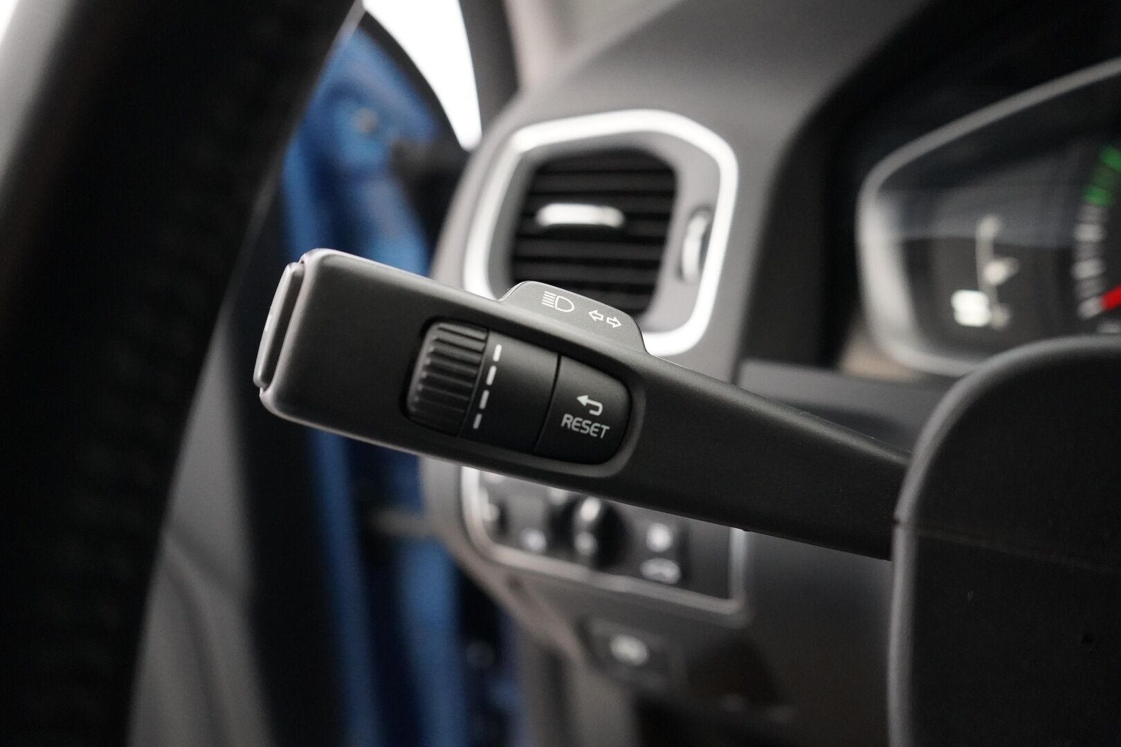 Volvo S60 2014 T3 Summum *Lohkolämmitin / Koukku / Tutkat / Xenon / Kuljettajan muistipenkki* - Suomi-auto / Kahdet OEM vanteet / Viimeisin huolto 145tkm