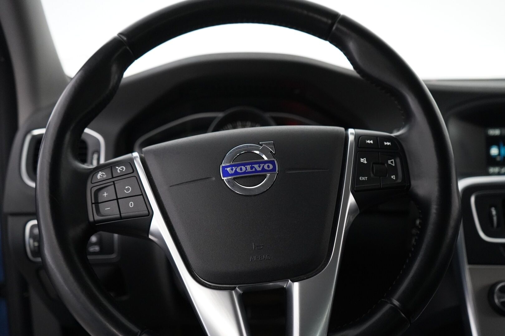 Volvo S60 2014 T3 Summum *Lohkolämmitin / Koukku / Tutkat / Xenon / Kuljettajan muistipenkki* - Suomi-auto / Kahdet OEM vanteet / Viimeisin huolto 145tkm