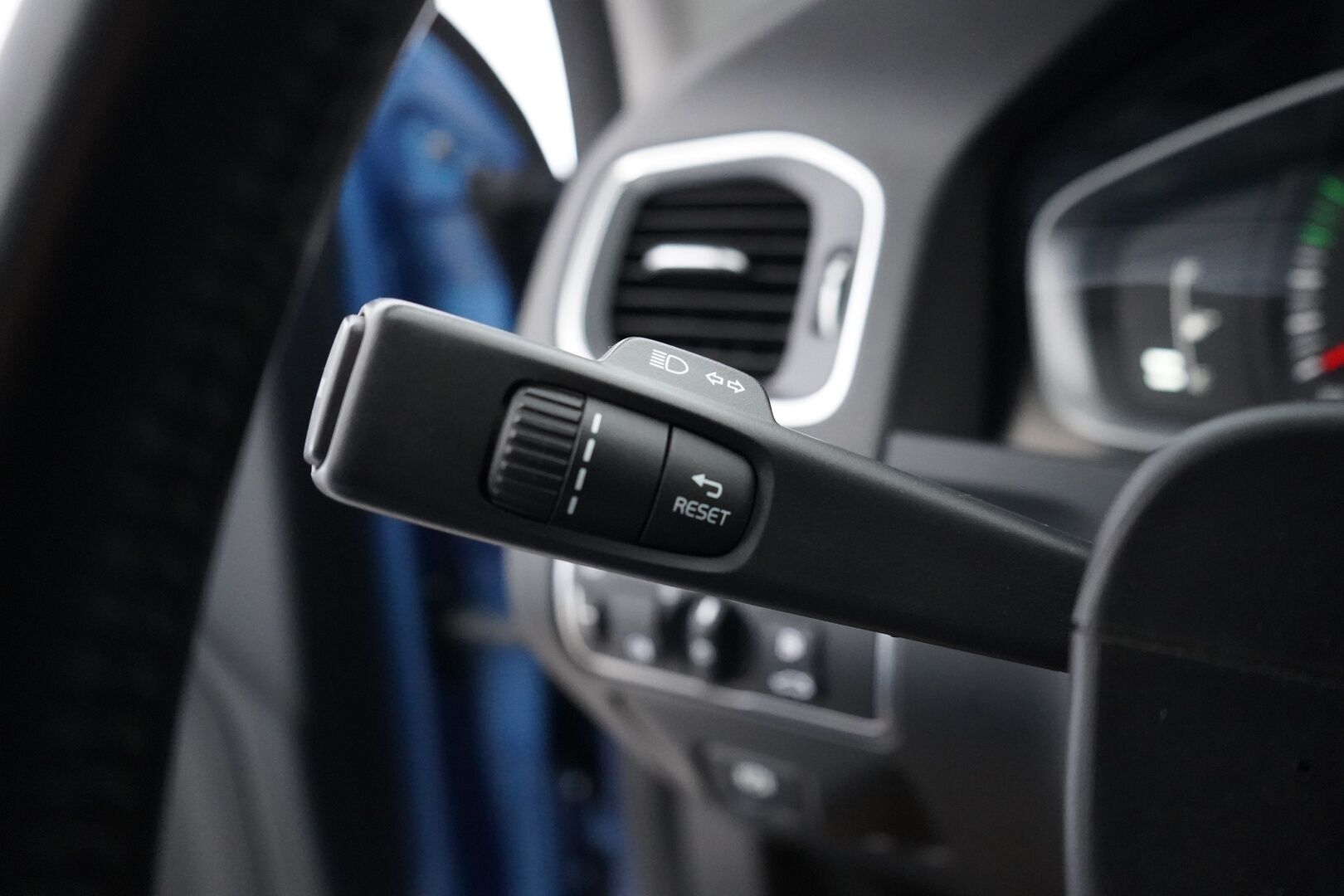 Volvo S60 2014 T3 Summum *Lohkolämmitin / Koukku / Tutkat / Xenon / Kuljettajan muistipenkki* - Suomi-auto / Kahdet OEM vanteet / Viimeisin huolto 145tkm