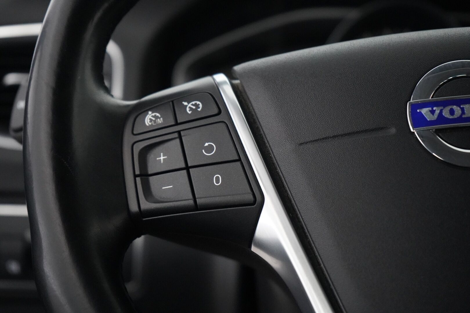 Volvo S60 2014 T3 Summum *Lohkolämmitin / Koukku / Tutkat / Xenon / Kuljettajan muistipenkki* - Suomi-auto / Kahdet OEM vanteet / Viimeisin huolto 145tkm