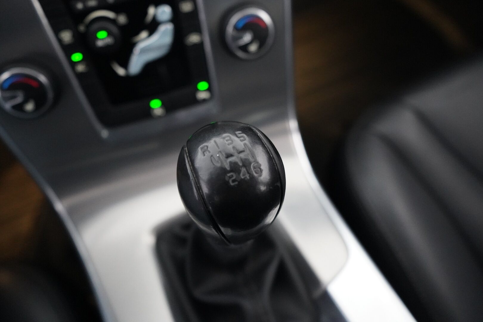 Volvo S60 2014 T3 Summum *Lohkolämmitin / Koukku / Tutkat / Xenon / Kuljettajan muistipenkki* - Suomi-auto / Kahdet OEM vanteet / Viimeisin huolto 145tkm