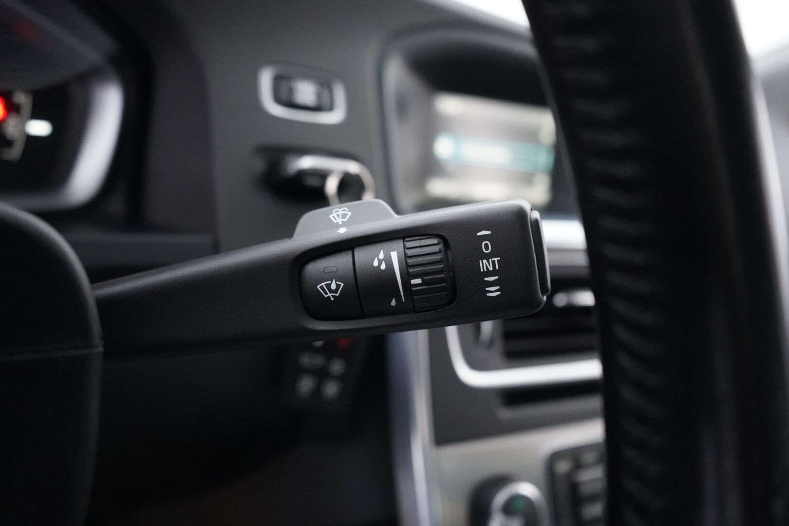 Volvo S60 2014 T3 Summum *Lohkolämmitin / Koukku / Tutkat / Xenon / Kuljettajan muistipenkki* - Suomi-auto / Kahdet OEM vanteet / Viimeisin huolto 145tkm